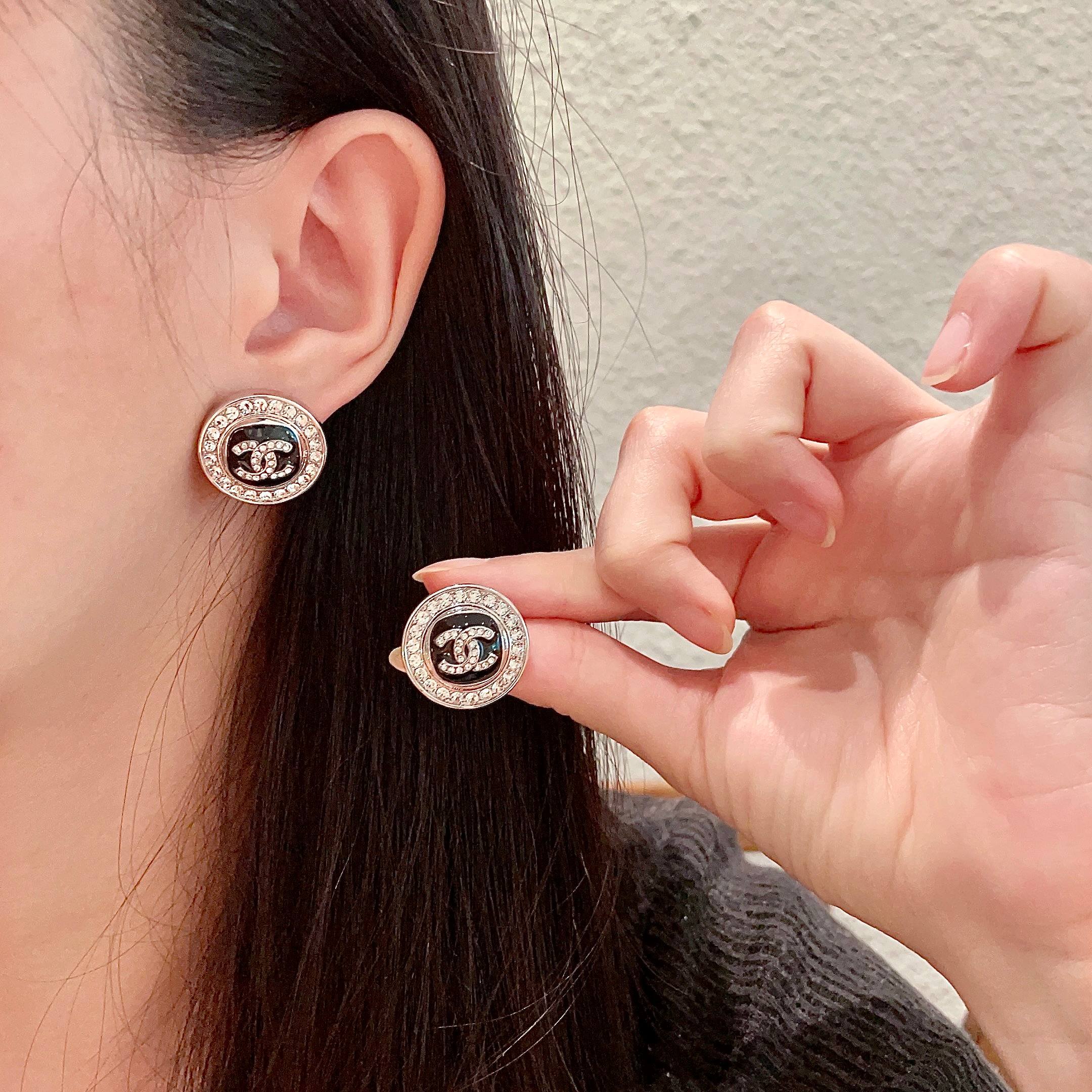  Chanel香奈儿 中古 双C耳钉👀小香家的款式真心无需多介绍😘🎶每一款都超好看，精致大方，非常显气质