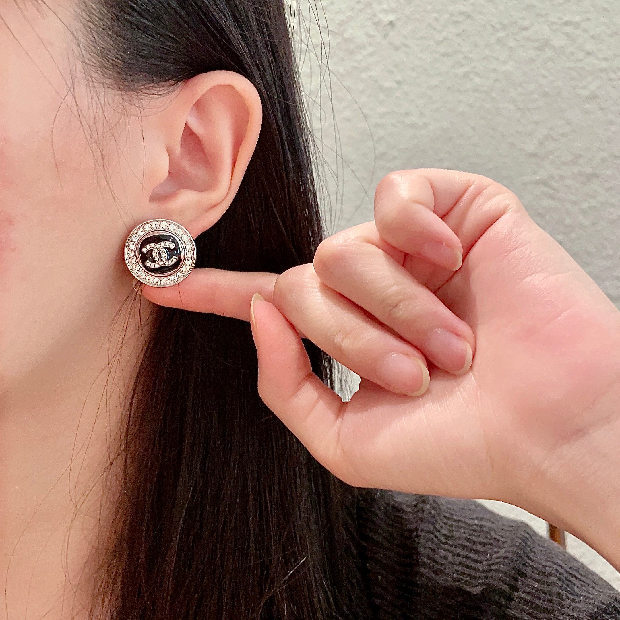 Chanel香奈儿 中古 双C耳钉👀小香家的款式真心无需多介绍😘🎶每一款都超好看，精致大方，非常显气质