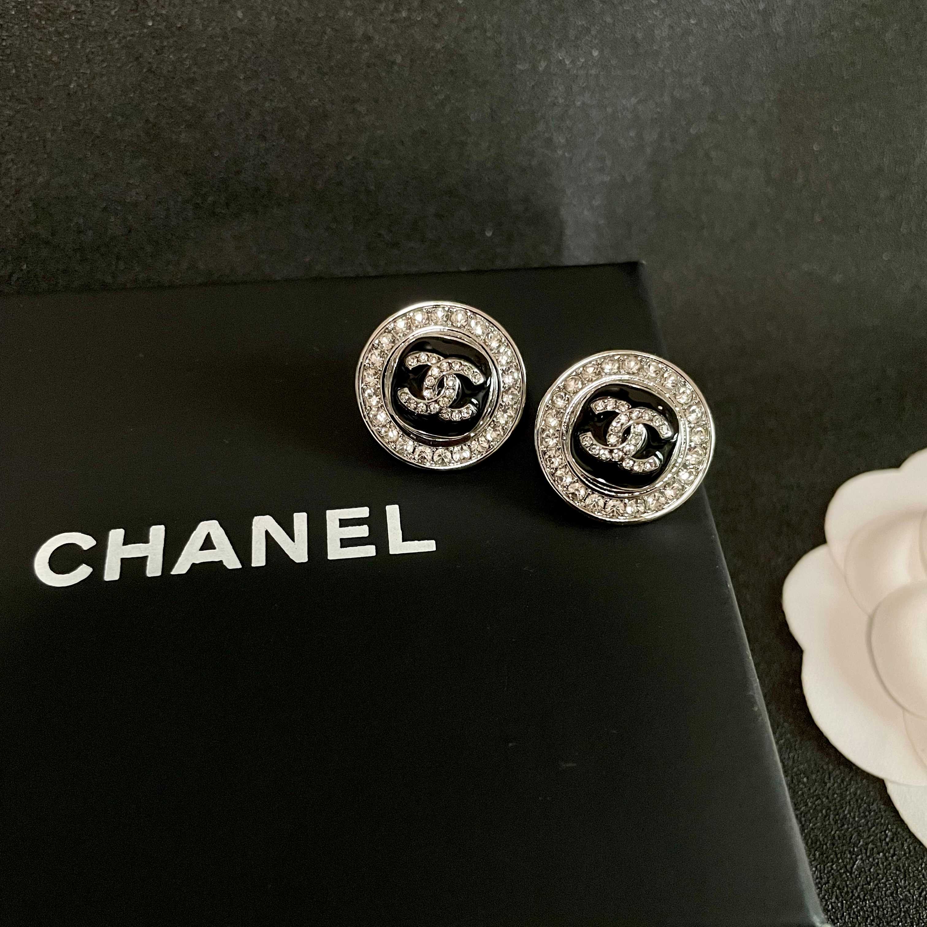  Chanel香奈儿 中古 双C耳钉👀小香家的款式真心无需多介绍😘🎶每一款都超好看，精致大方，非常显气质