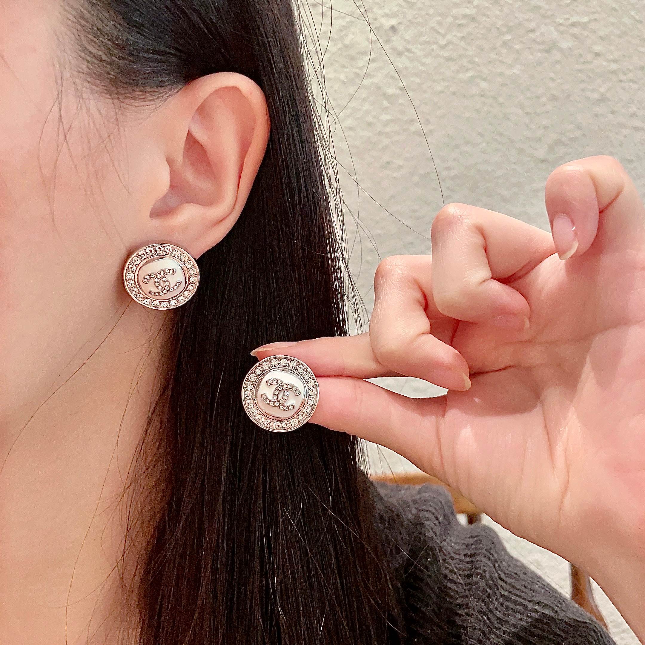  Chanel香奈儿 中古 双C耳钉👀小香家的款式真心无需多介绍😘🎶每一款都超好看，精致大方，非常显气质