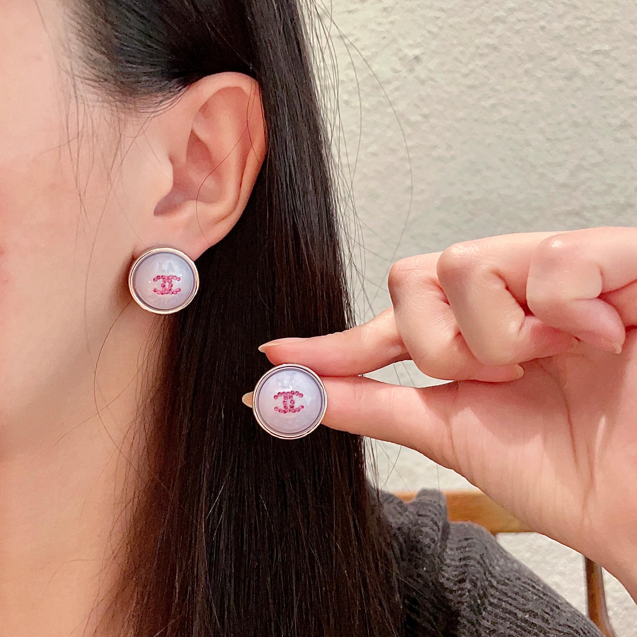  Chanel香奈儿 中古 双C耳钉👀小香家的款式真心无需多介绍😘🎶每一款都超好看，精致大方，非常显气质