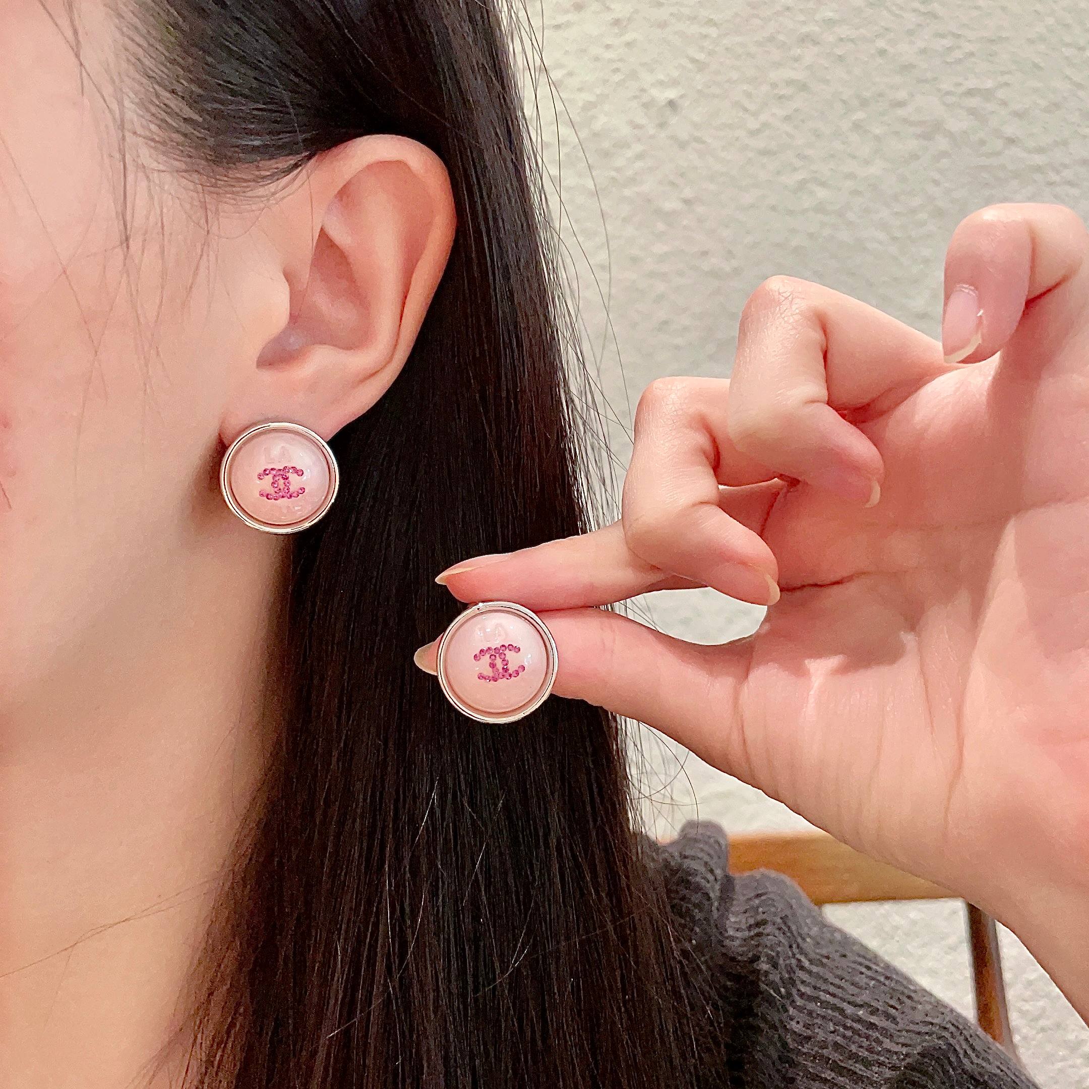  Chanel香奈儿 中古 双C耳钉👀小香家的款式真心无需多介绍😘🎶每一款都超好看，精致大方，非常显气质