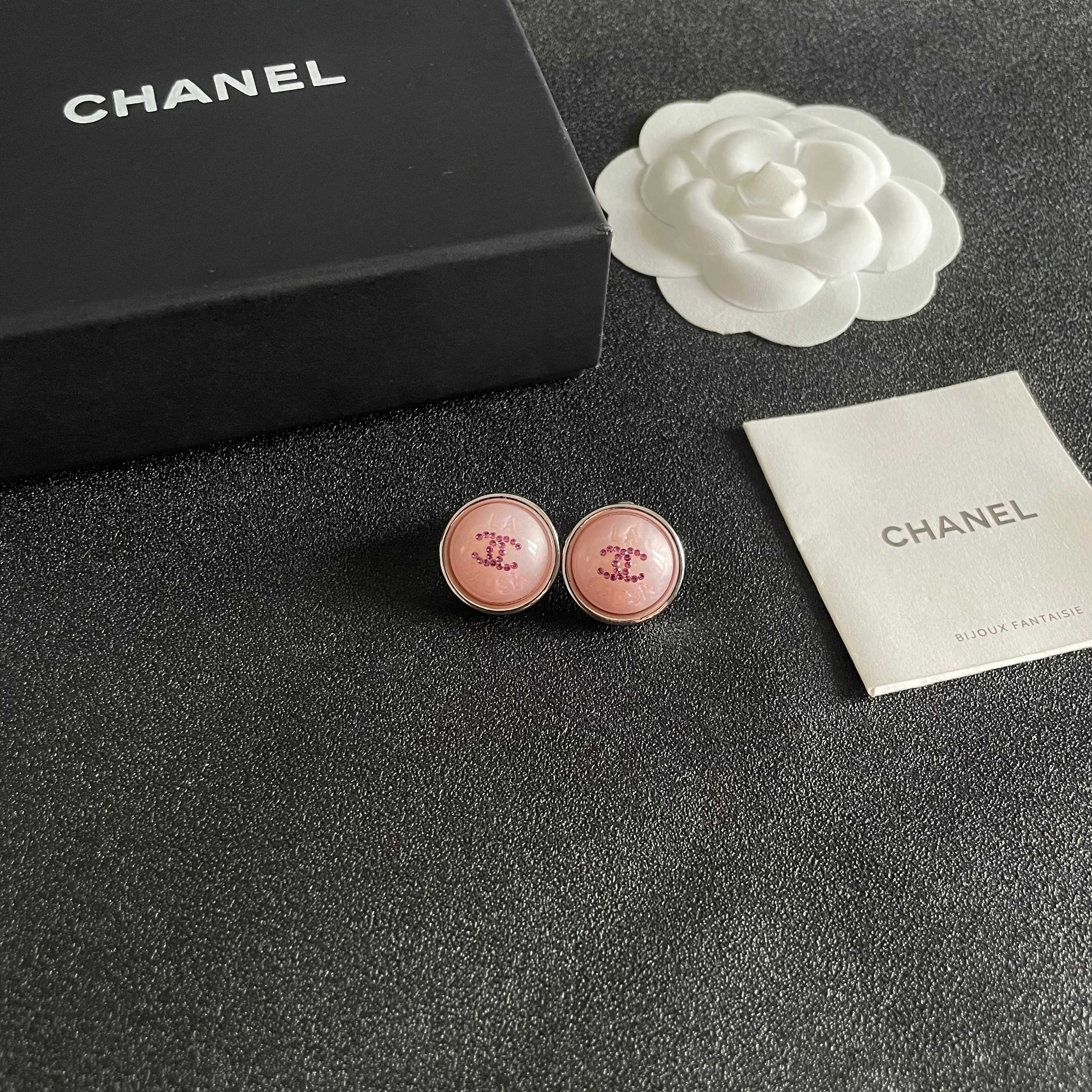  Chanel香奈儿 中古 双C耳钉👀小香家的款式真心无需多介绍😘🎶每一款都超好看，精致大方，非常显气质