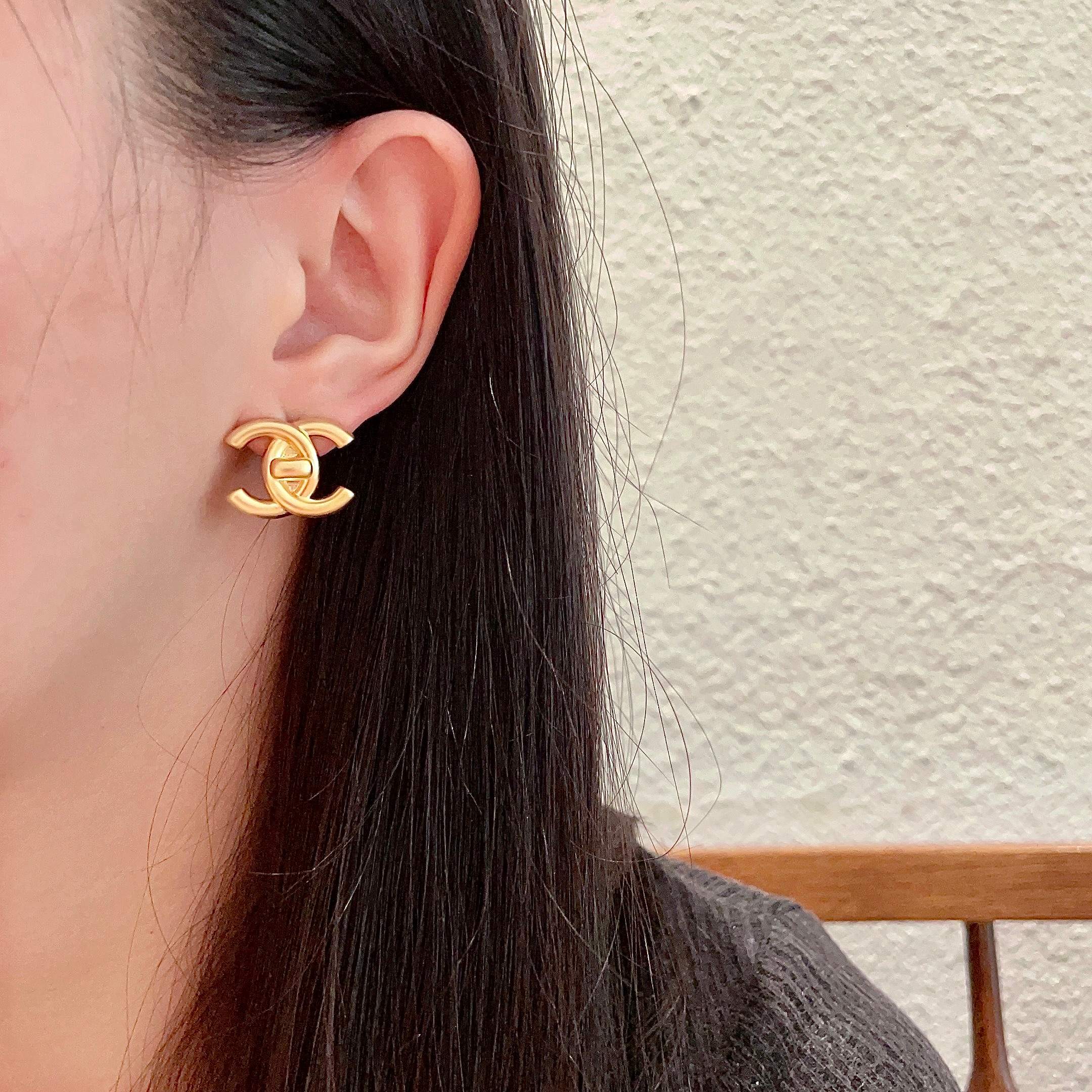  Chanel香奈儿 中古 双C耳钉👀小香家的款式真心无需多介绍😘🎶每一款都超好看，精致大方，非常显气质