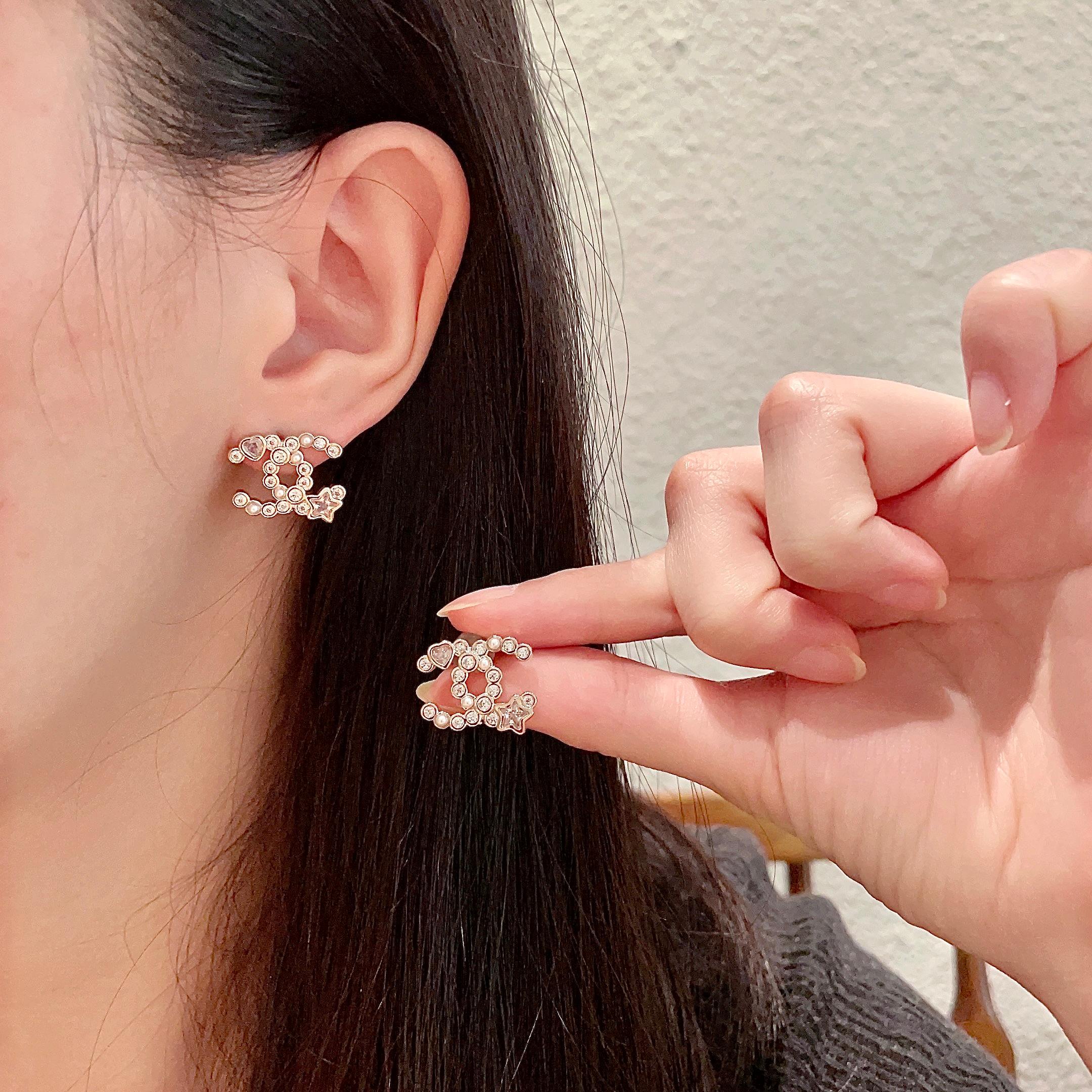 Chanel香奈儿 中古 双C耳钉👀小香家的款式真心无需多介绍😘🎶每一款都超好看，精致大方，非常显气质