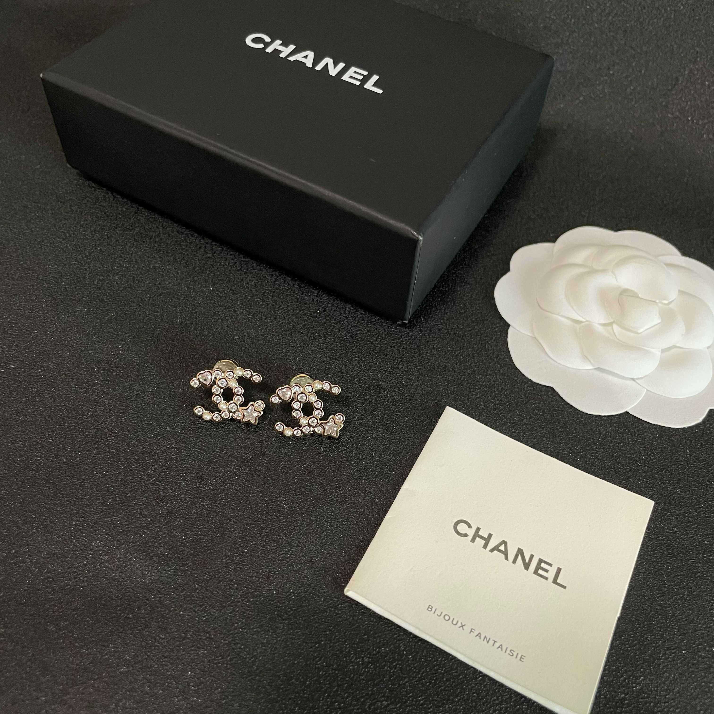  Chanel香奈儿 中古 双C耳钉👀小香家的款式真心无需多介绍😘🎶每一款都超好看，精致大方，非常显气质