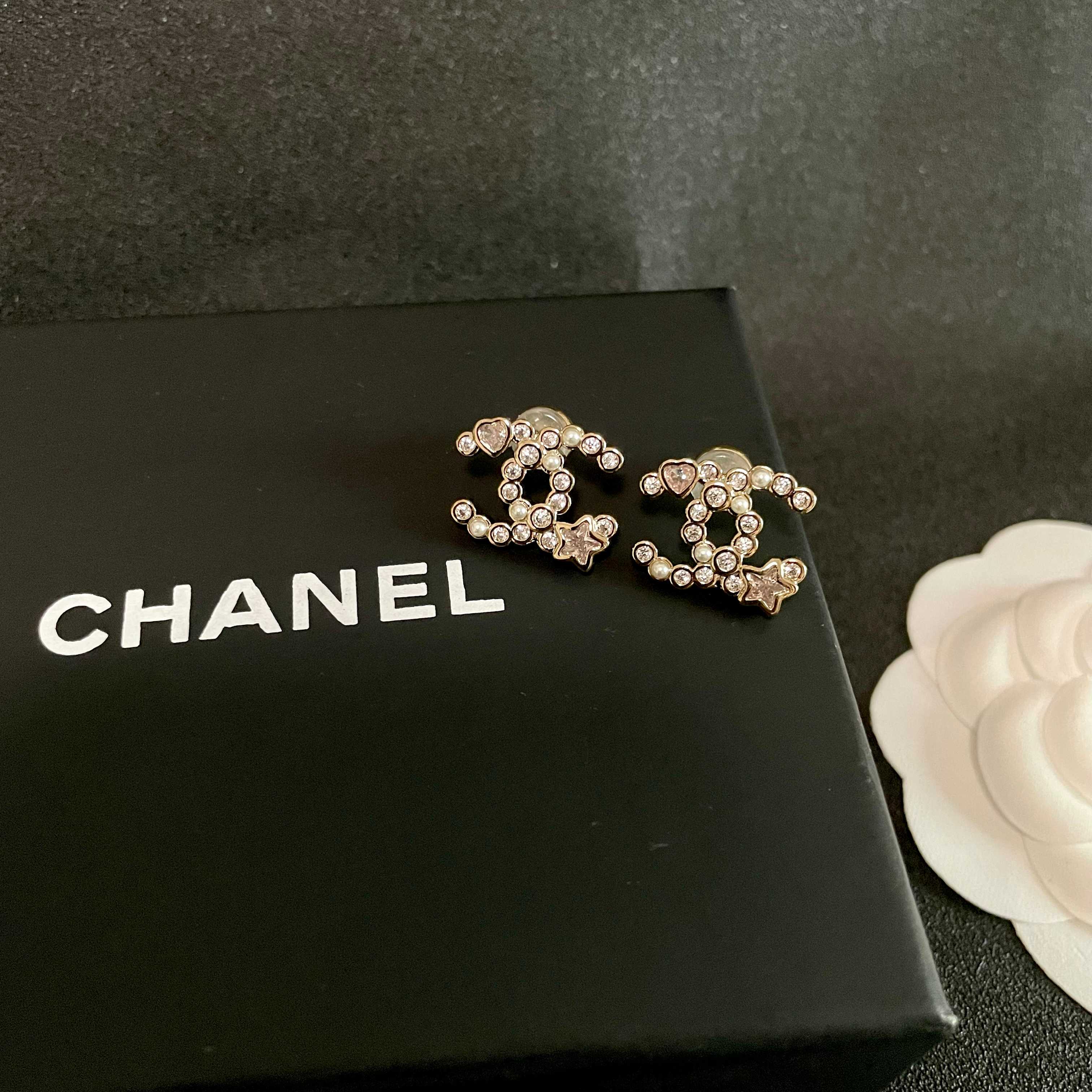  Chanel香奈儿 中古 双C耳钉👀小香家的款式真心无需多介绍😘🎶每一款都超好看，精致大方，非常显气质