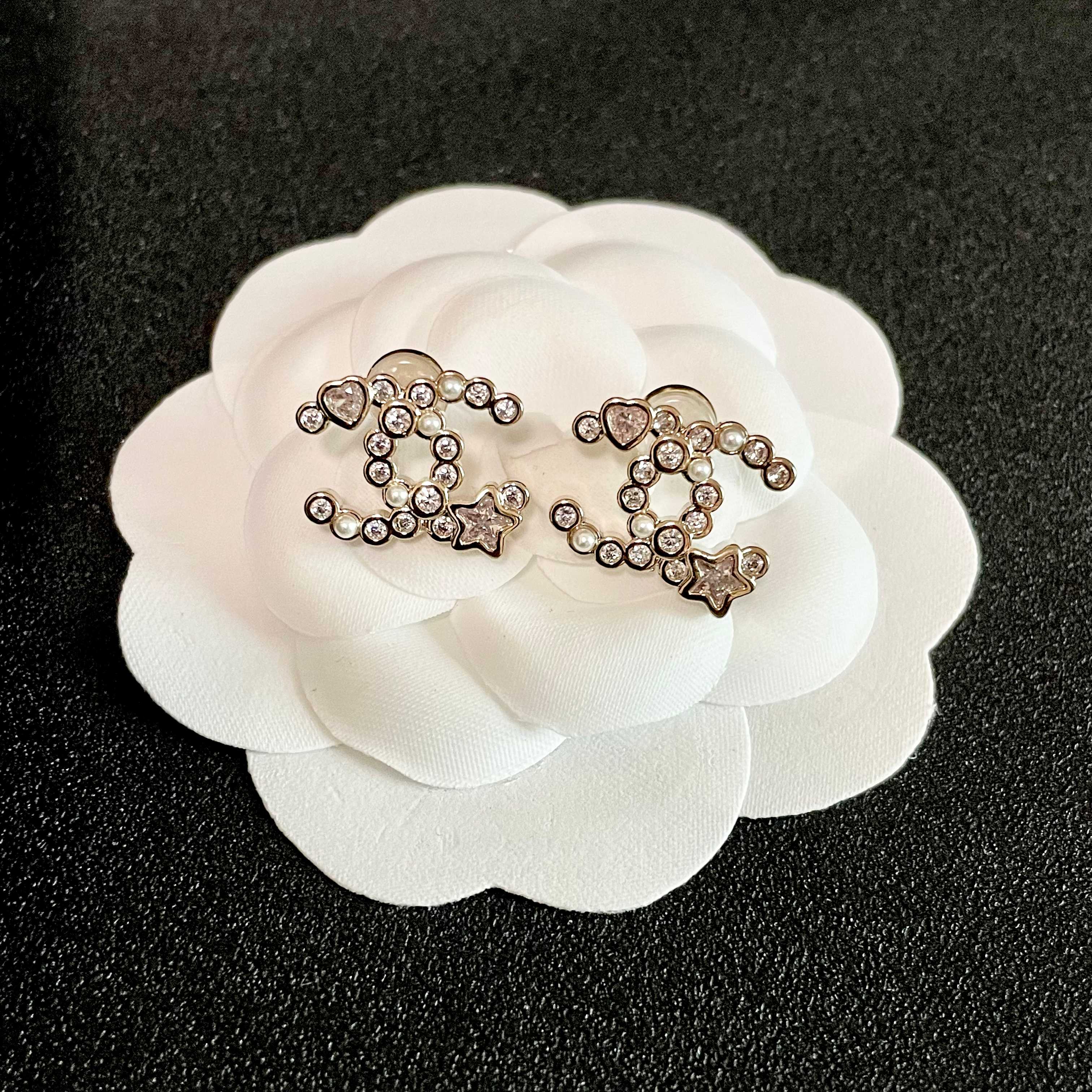  Chanel香奈儿 中古 双C耳钉👀小香家的款式真心无需多介绍😘🎶每一款都超好看，精致大方，非常显气质