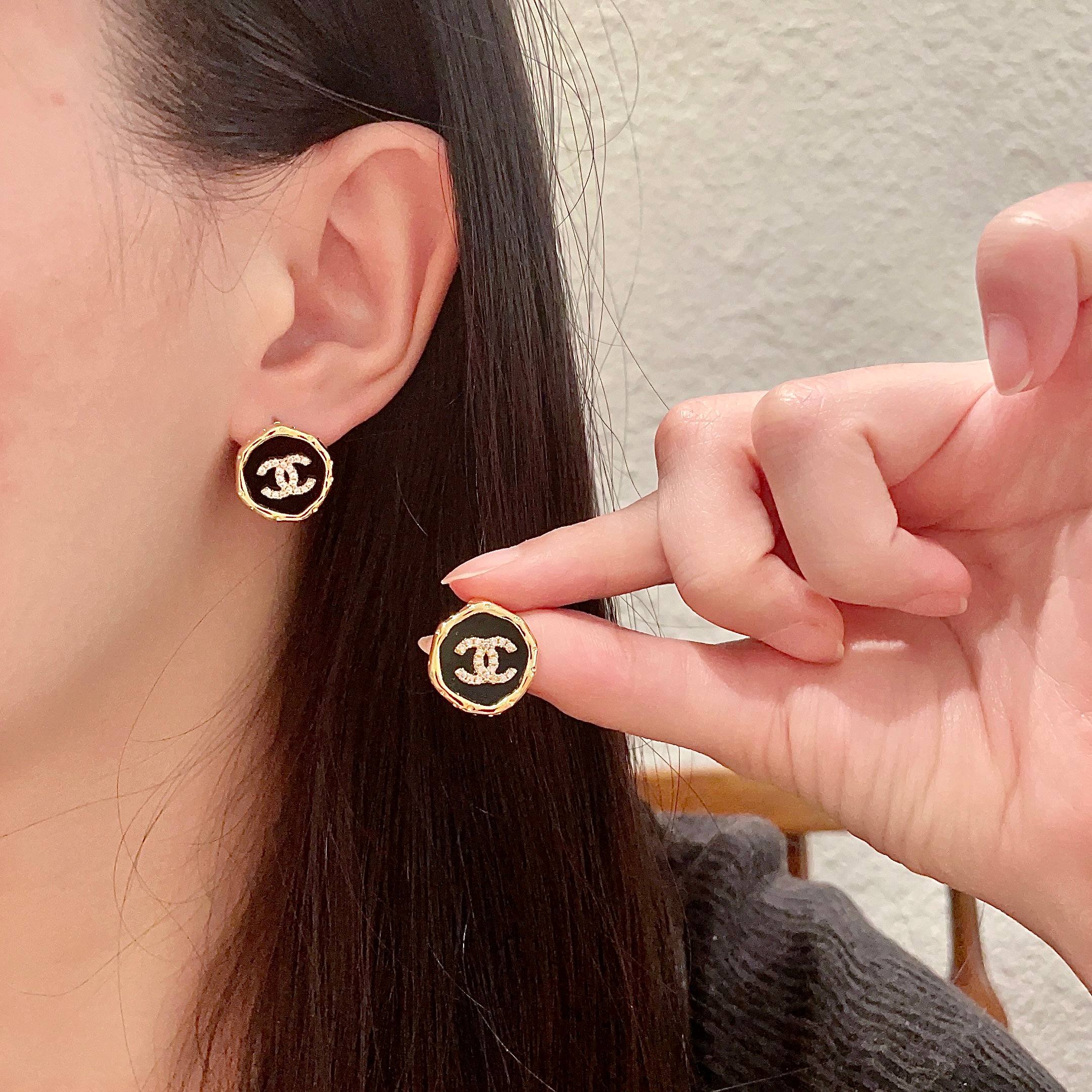 Chanel香奈儿 中古 双C耳钉👀小香家的款式真心无需多介绍😘🎶每一款都超好看，精致大方，非常显气质
