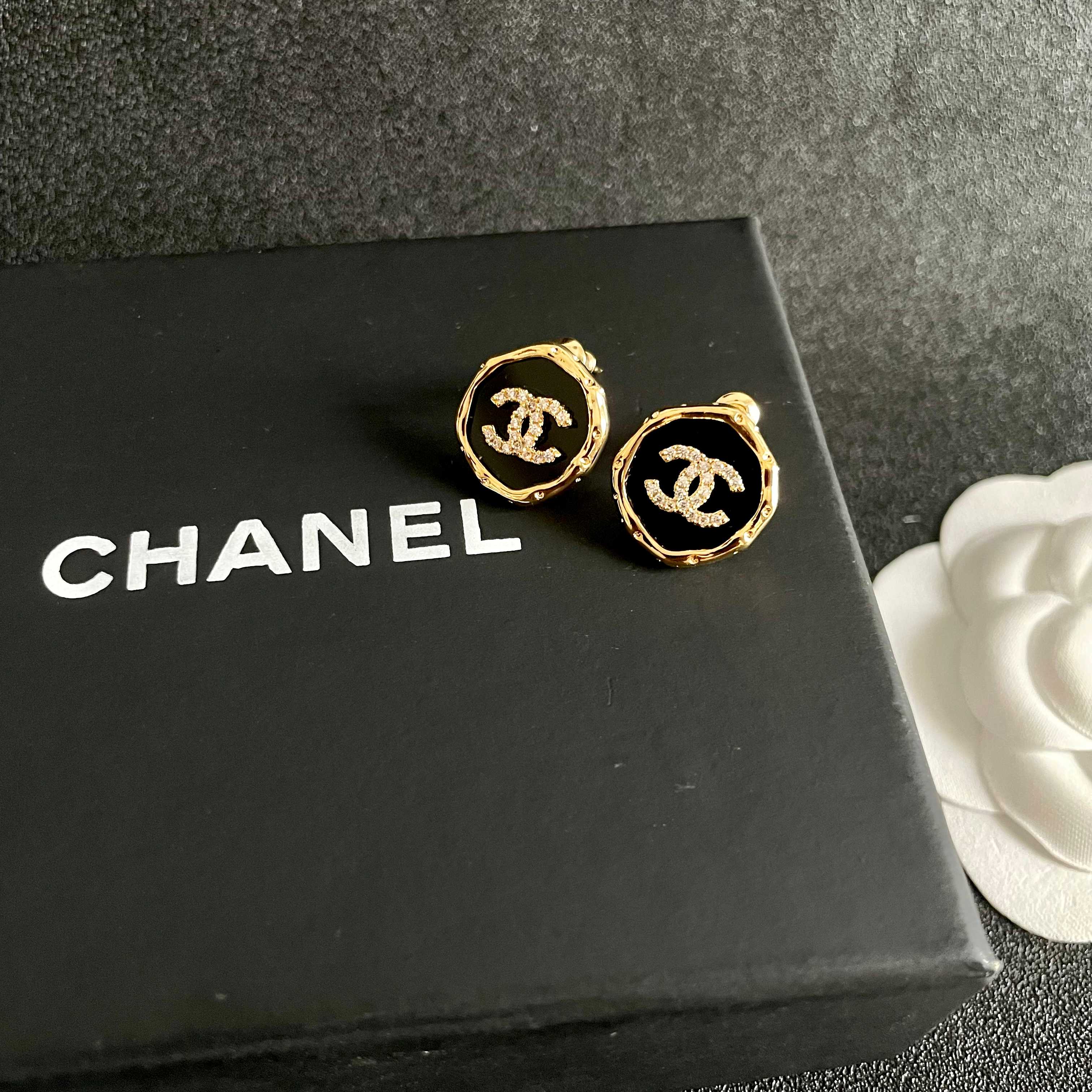  Chanel香奈儿 中古 双C耳钉👀小香家的款式真心无需多介绍😘🎶每一款都超好看，精致大方，非常显气质
