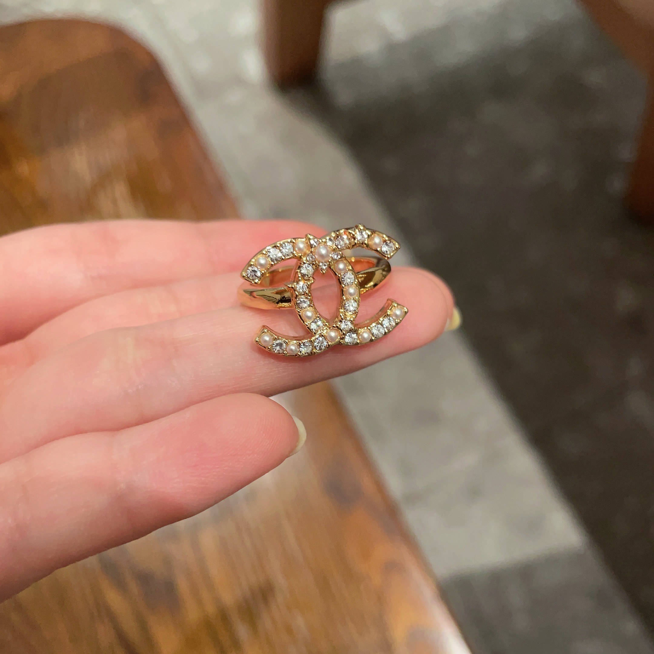  小香风Chanel字母双C造型  戒指！一戴就忍不住想夸的一款，简约的设计，超精致又显手白，简直爱了！