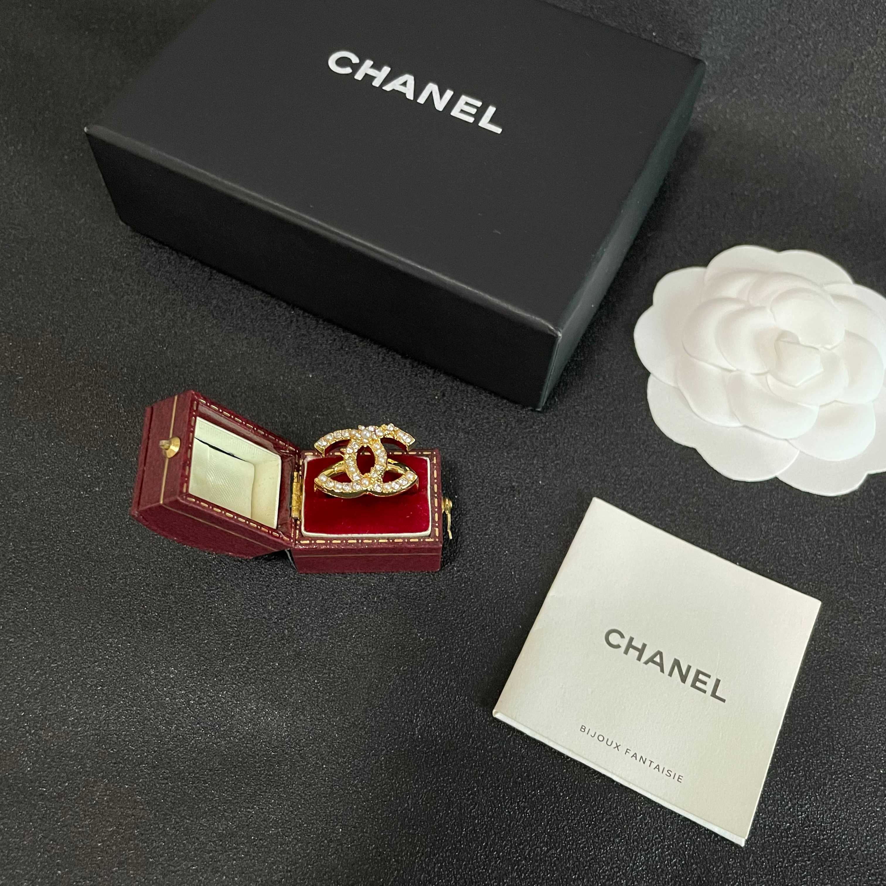  小香风Chanel字母双C造型  戒指！一戴就忍不住想夸的一款，简约的设计，超精致又显手白，简直爱了！