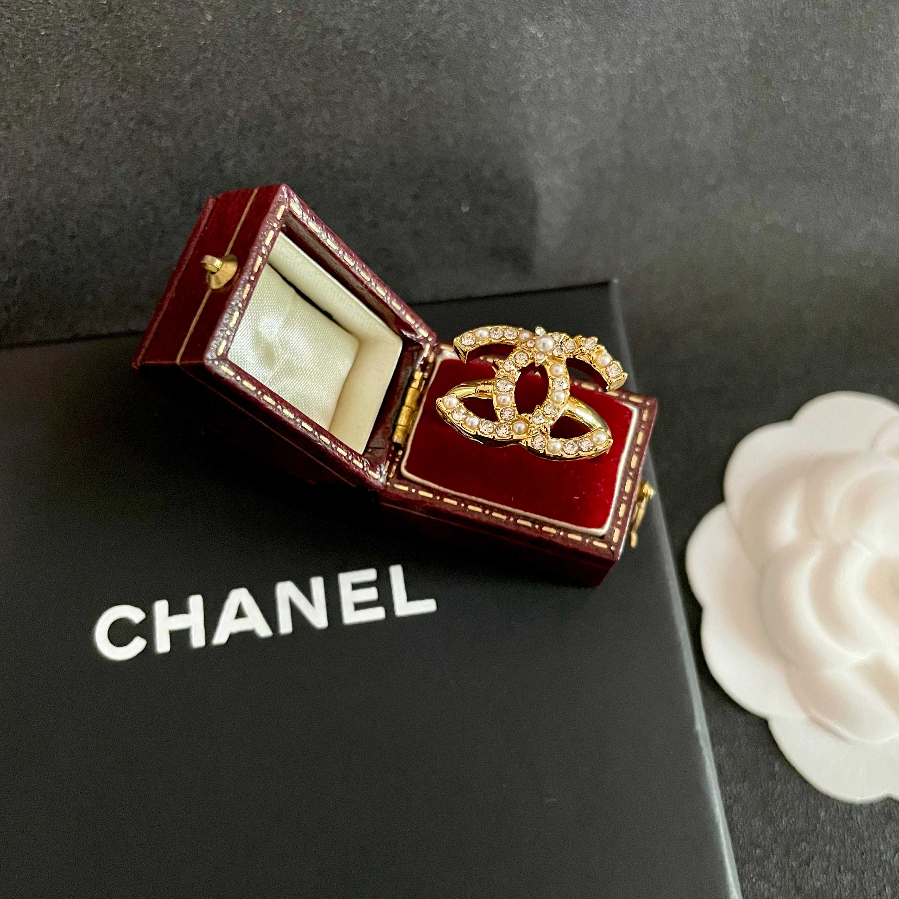  小香风Chanel字母双C造型  戒指！一戴就忍不住想夸的一款，简约的设计，超精致又显手白，简直爱了！