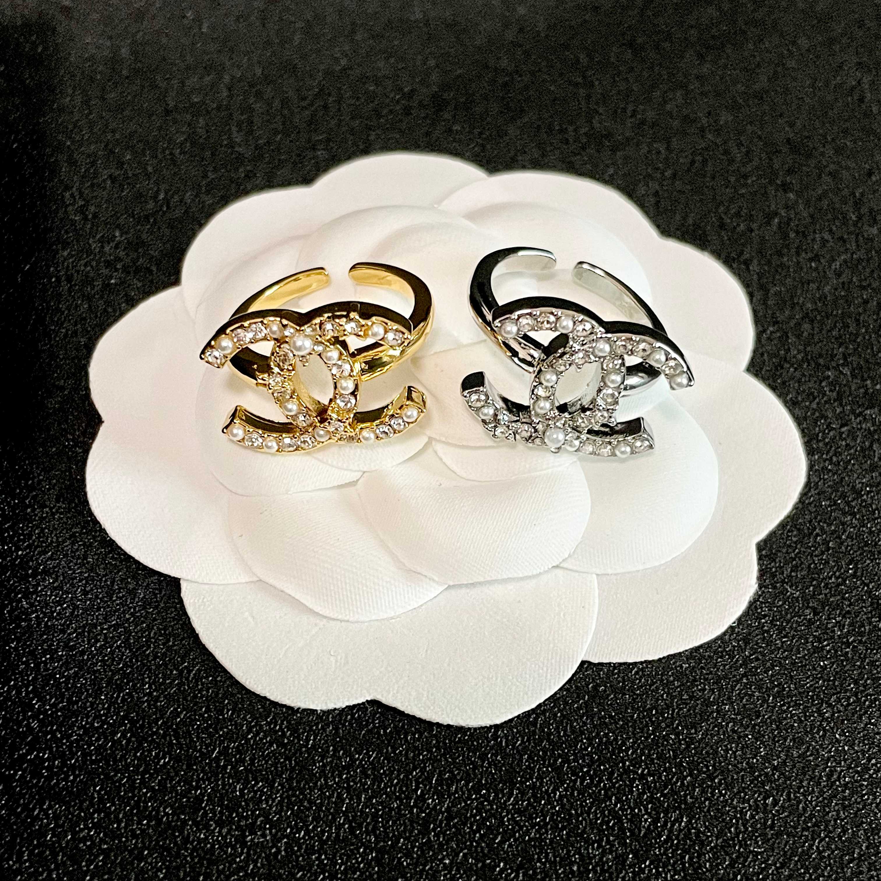  小香风Chanel字母双C造型  戒指！一戴就忍不住想夸的一款，简约的设计，超精致又显手白，简直爱了！