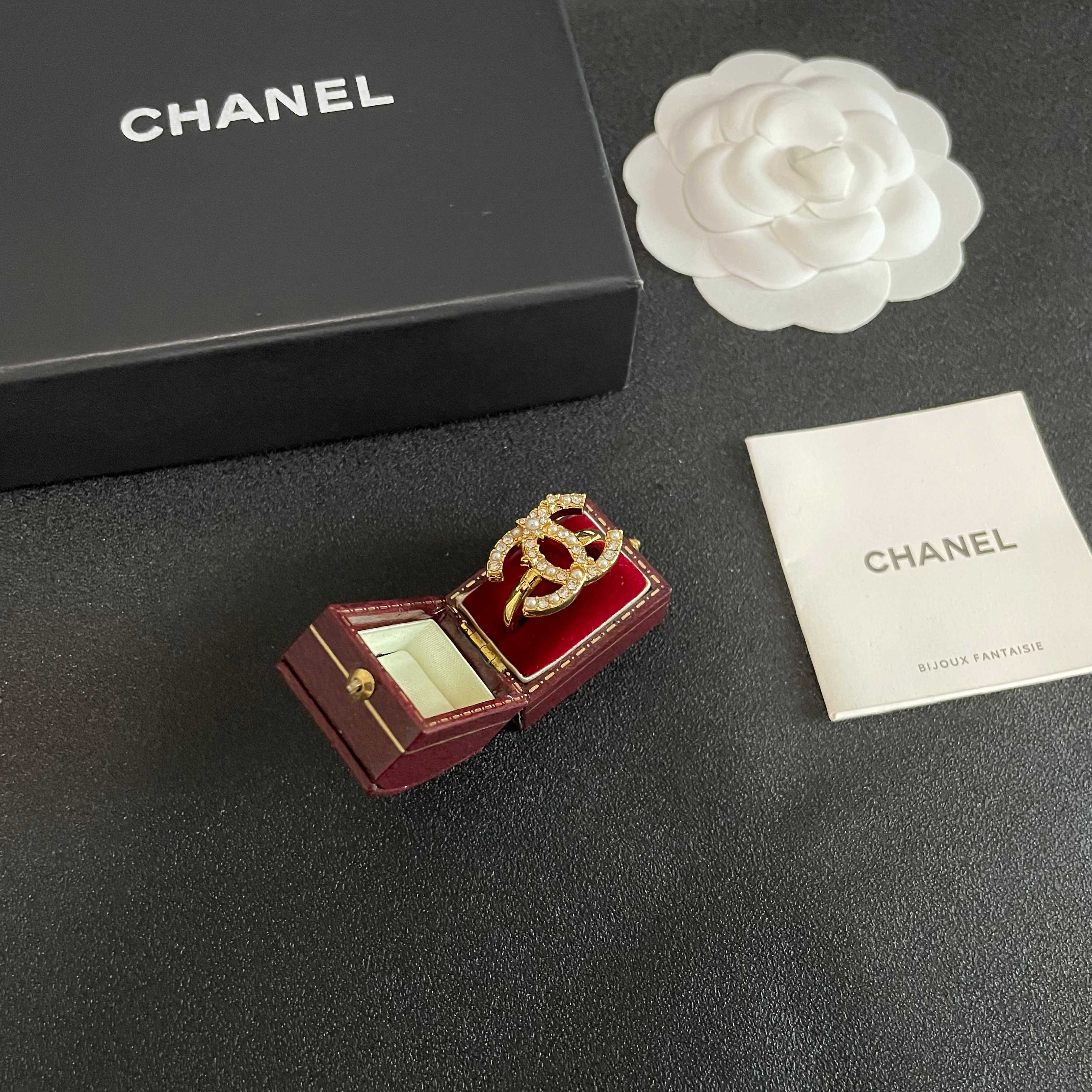  小香风Chanel字母双C造型  戒指！一戴就忍不住想夸的一款，简约的设计，超精致又显手白，简直爱了！