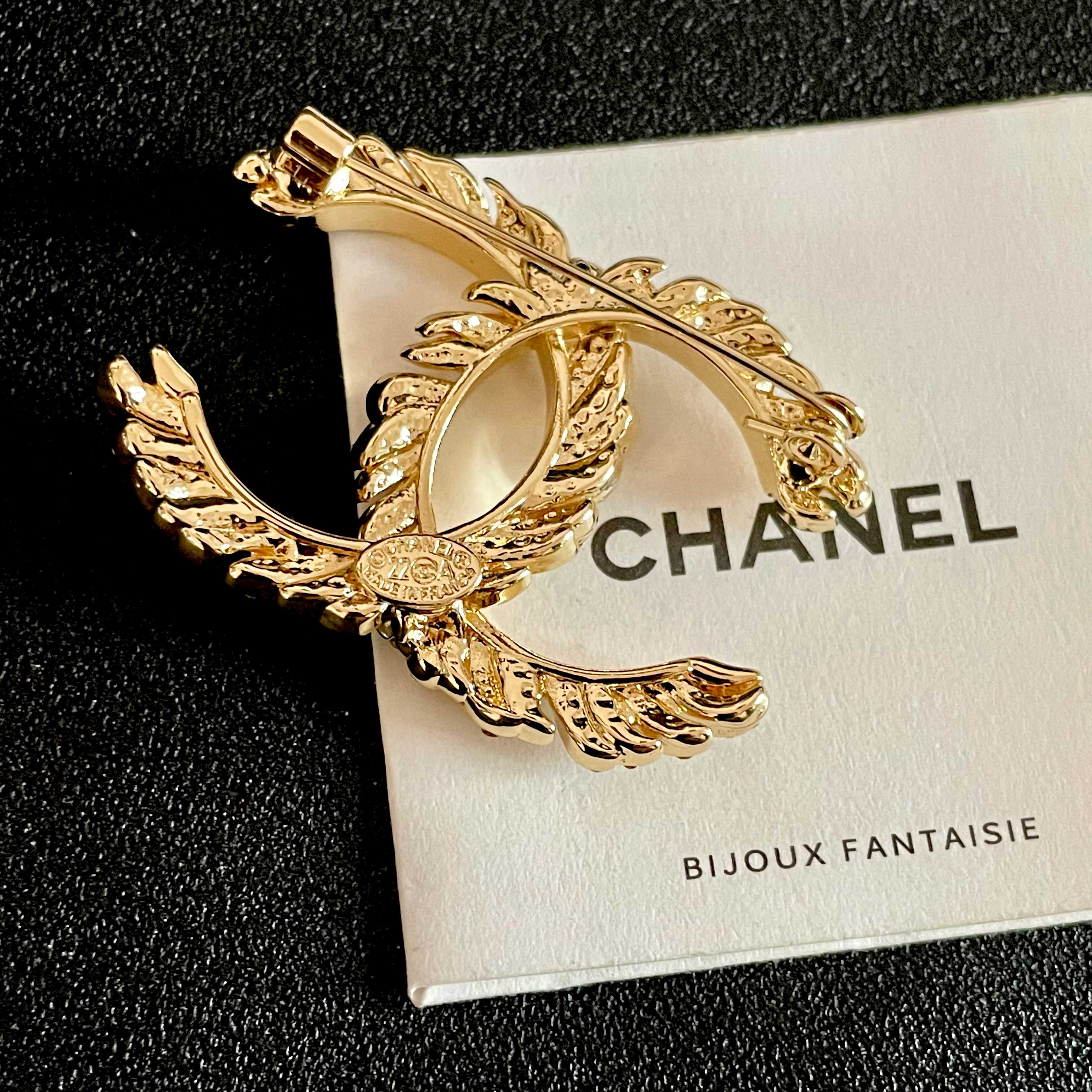  CHANEL🇫🇷小香 专柜新款同步上新香奈儿胸针，是最懂女人的饰物。那些倾注了全部心血去做自己的女人，