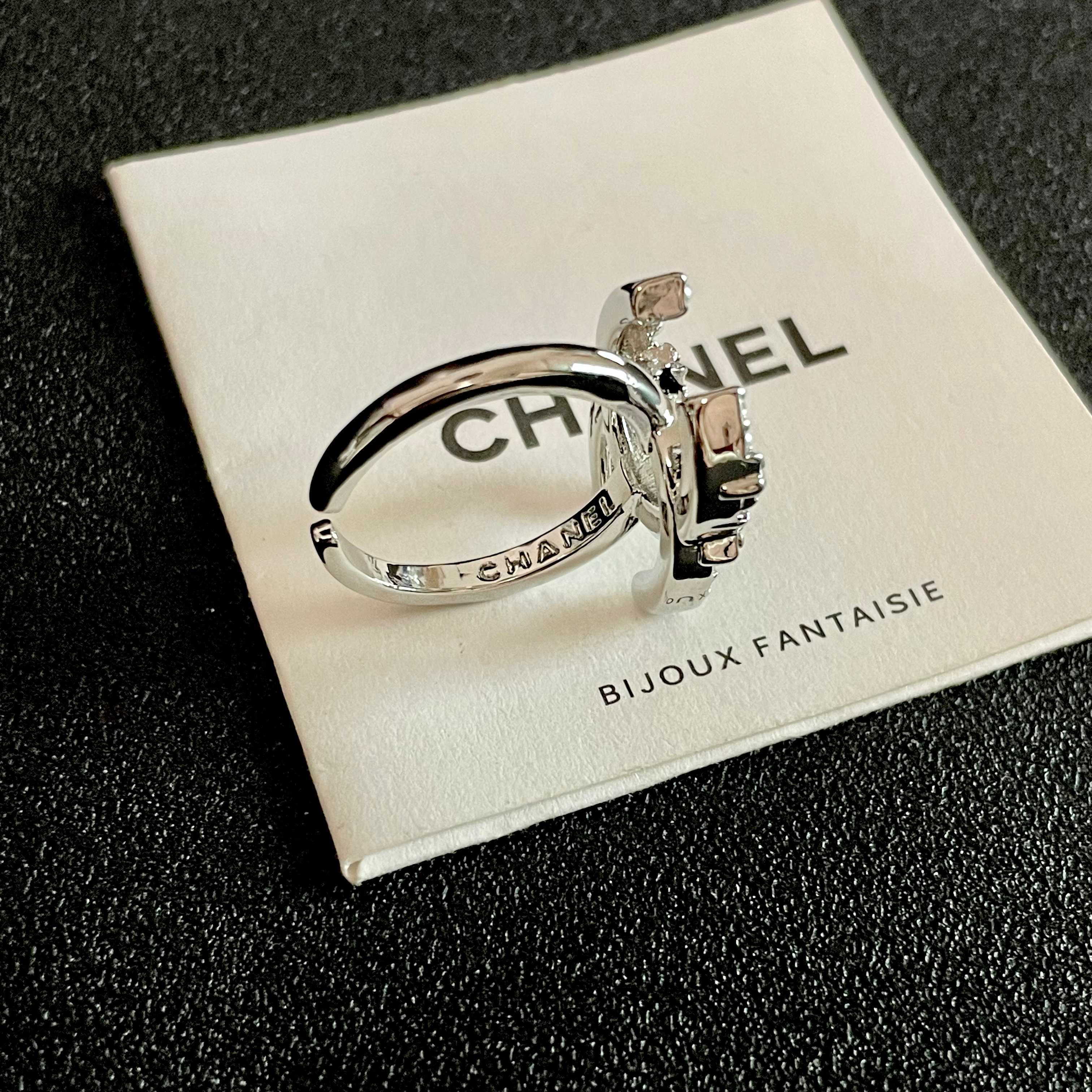  小香风Chanel字母双C造型  戒指！一戴就忍不住想夸的一款，简约的设计，超精致又显手白，简直爱了！