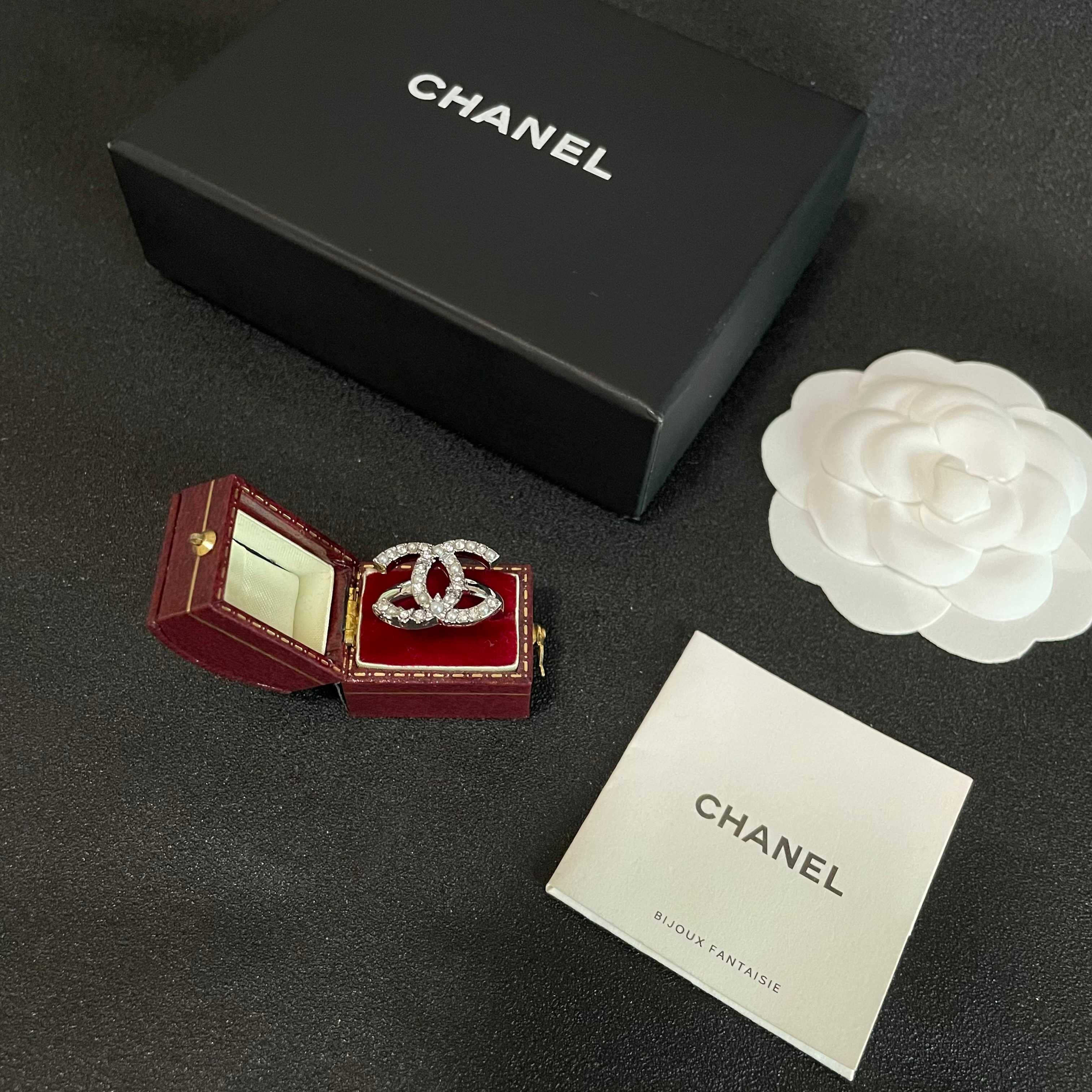  小香风Chanel字母双C造型  戒指！一戴就忍不住想夸的一款，简约的设计，超精致又显手白，简直爱了！