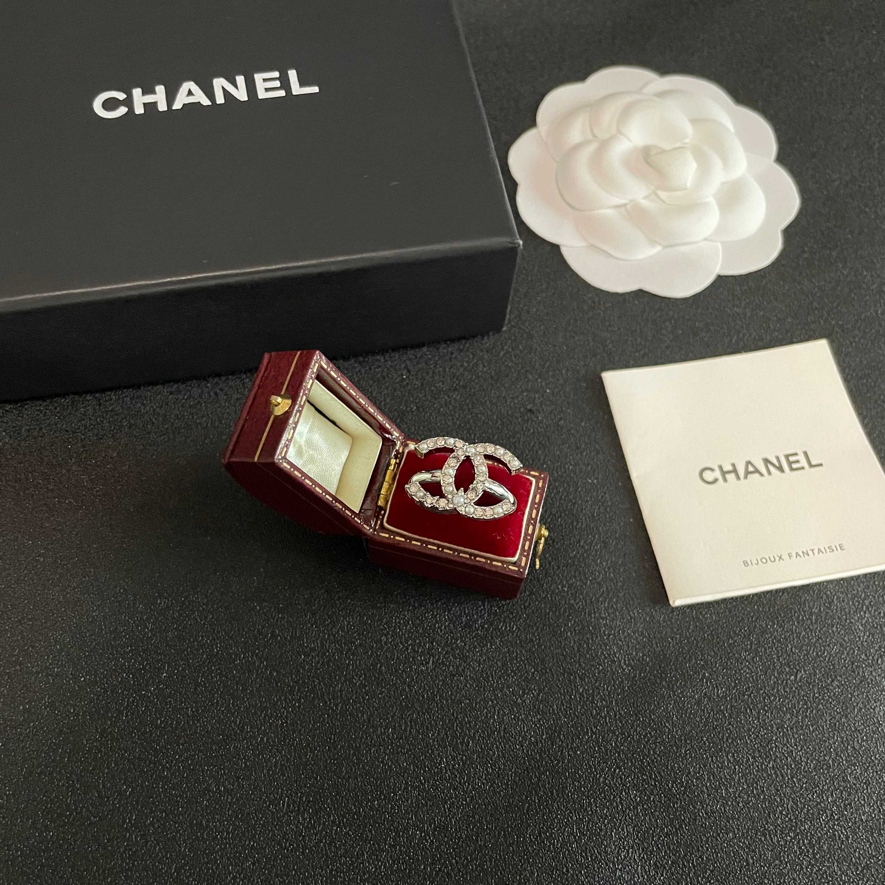  小香风Chanel字母双C造型  戒指！一戴就忍不住想夸的一款，简约的设计，超精致又显手白，简直爱了！