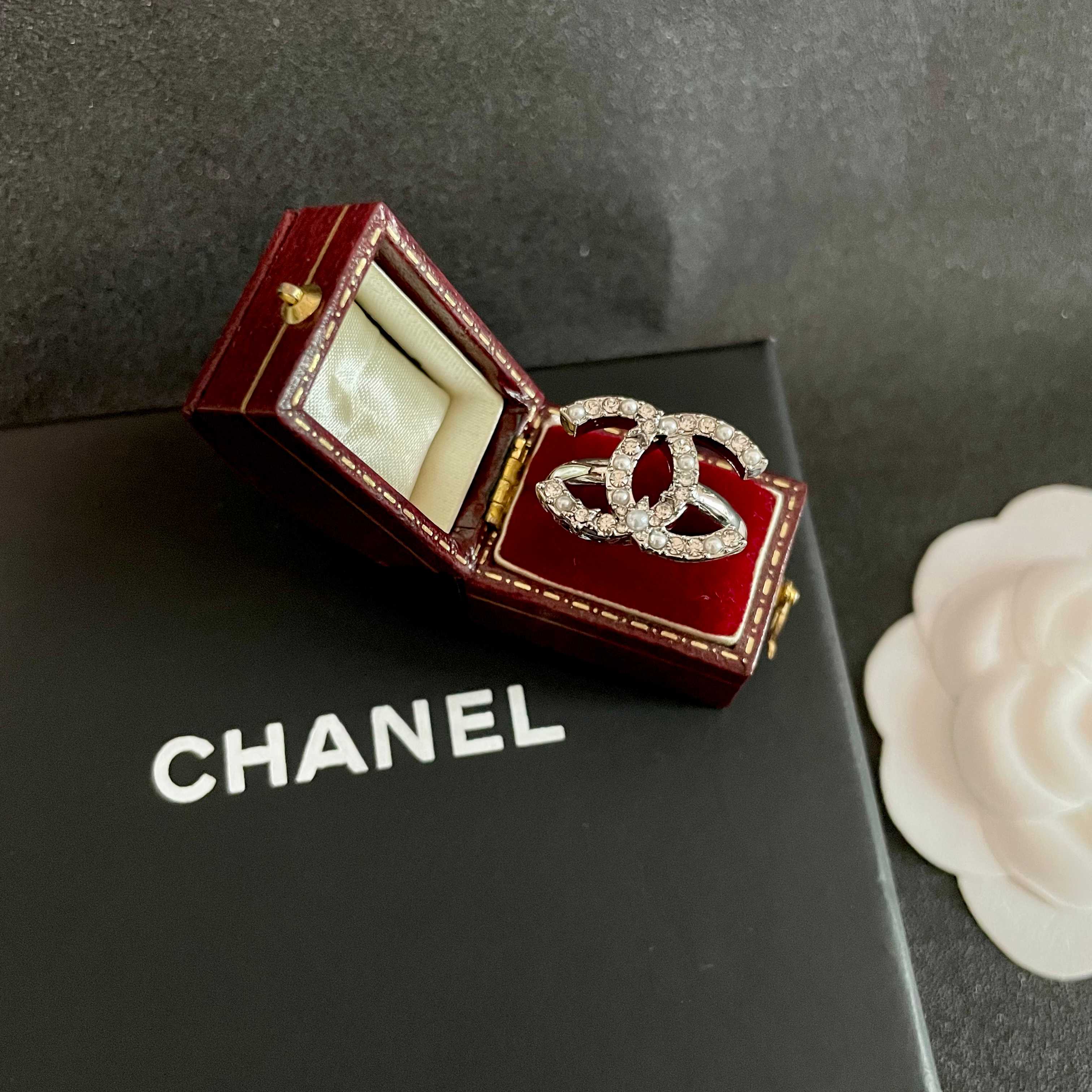  小香风Chanel字母双C造型  戒指！一戴就忍不住想夸的一款，简约的设计，超精致又显手白，简直爱了！