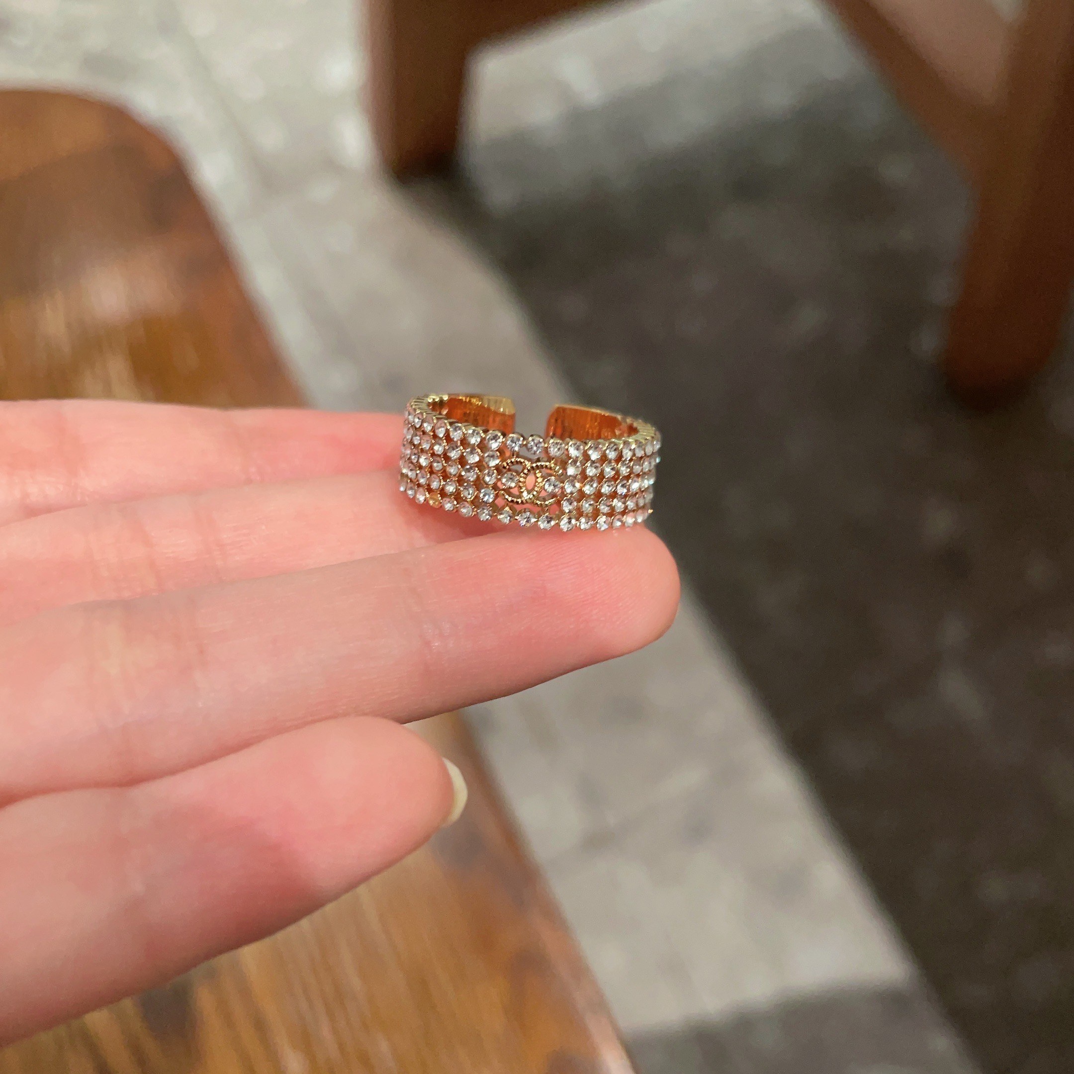  小香风Chanel字母双C造型  戒指！一戴就忍不住想夸的一款，简约的设计，超精致又显手白，简直爱了！