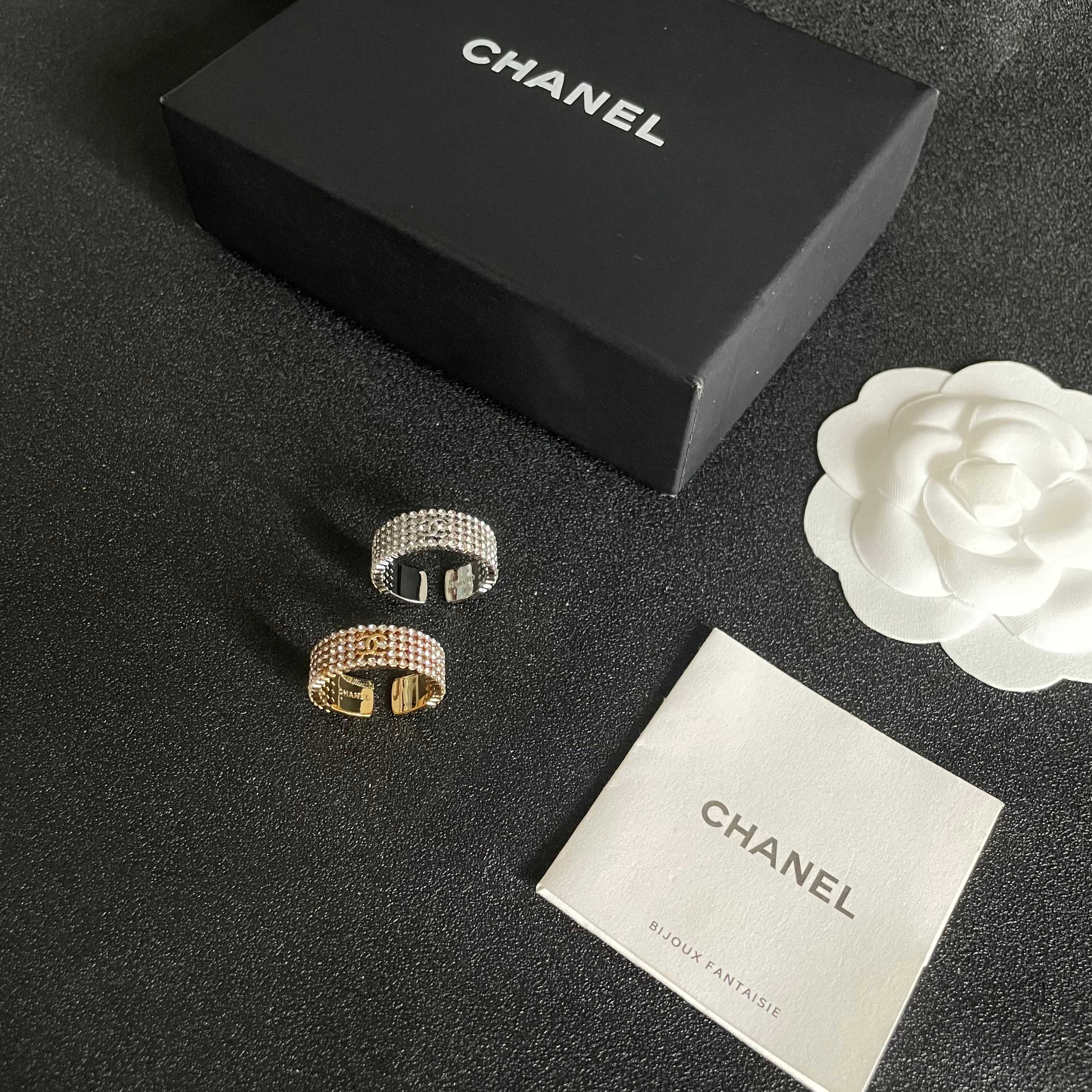  小香风Chanel字母双C造型  戒指！一戴就忍不住想夸的一款，简约的设计，超精致又显手白，简直爱了！