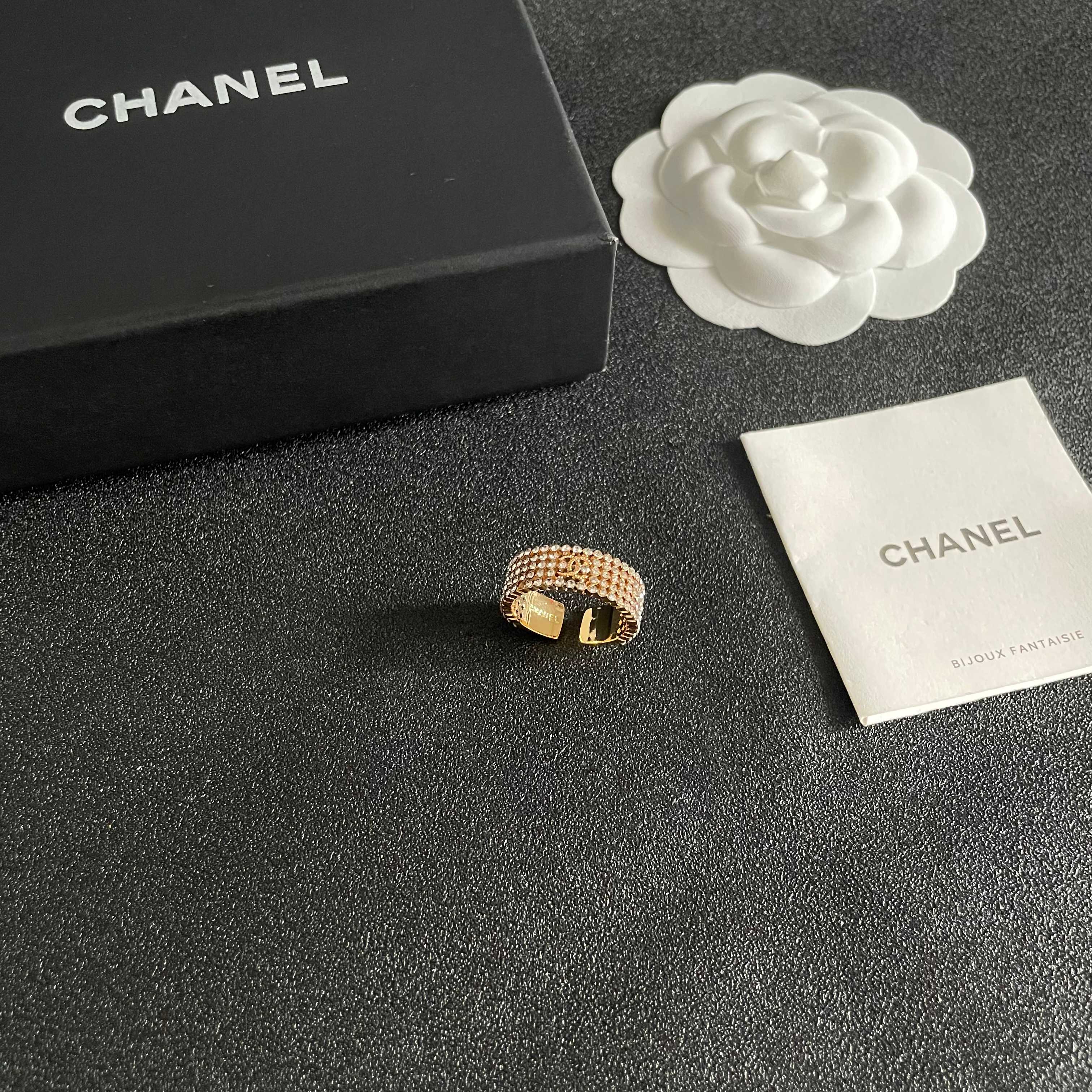 小香风Chanel字母双C造型  戒指！一戴就忍不住想夸的一款，简约的设计，超精致又显手白，简直爱了！