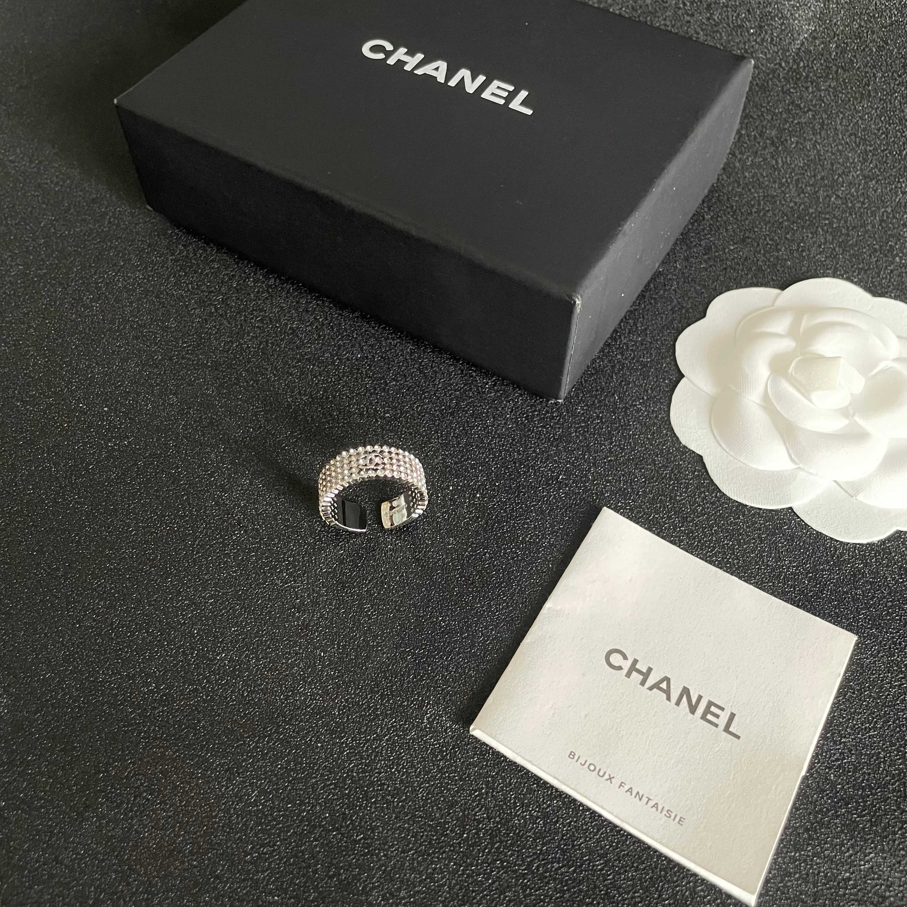  小香风Chanel字母双C造型  戒指！一戴就忍不住想夸的一款，简约的设计，超精致又显手白，简直爱了！