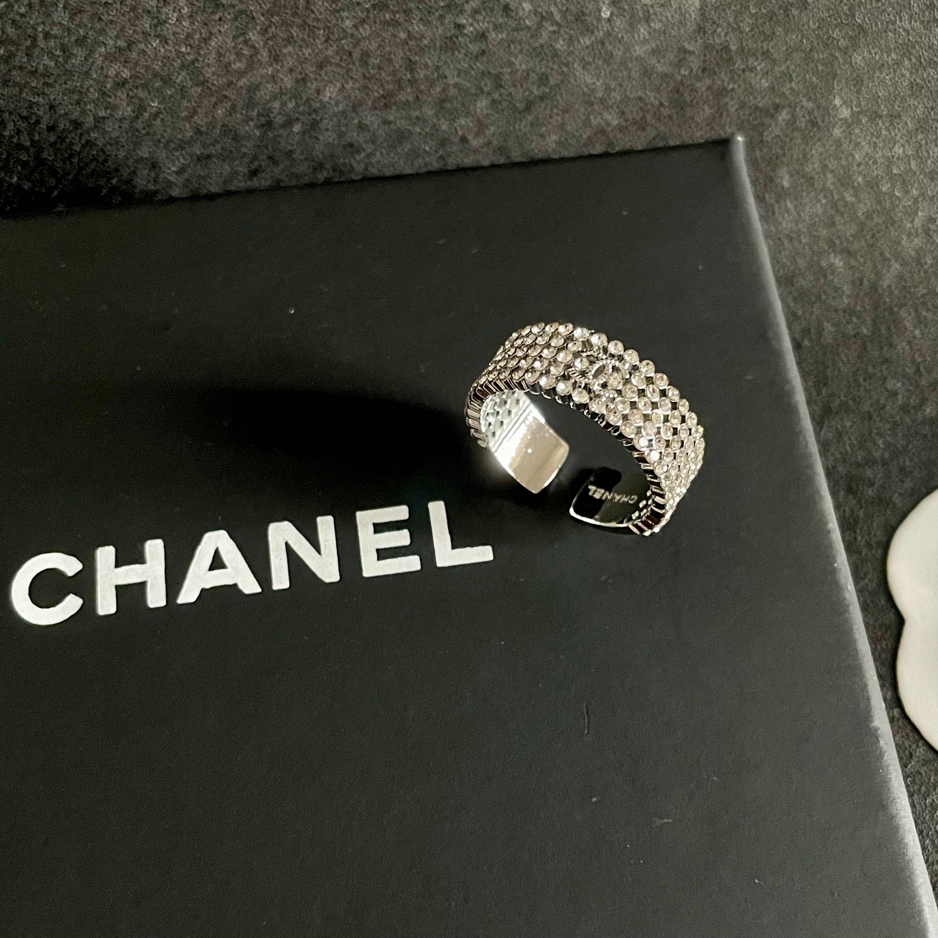  小香风Chanel字母双C造型  戒指！一戴就忍不住想夸的一款，简约的设计，超精致又显手白，简直爱了！