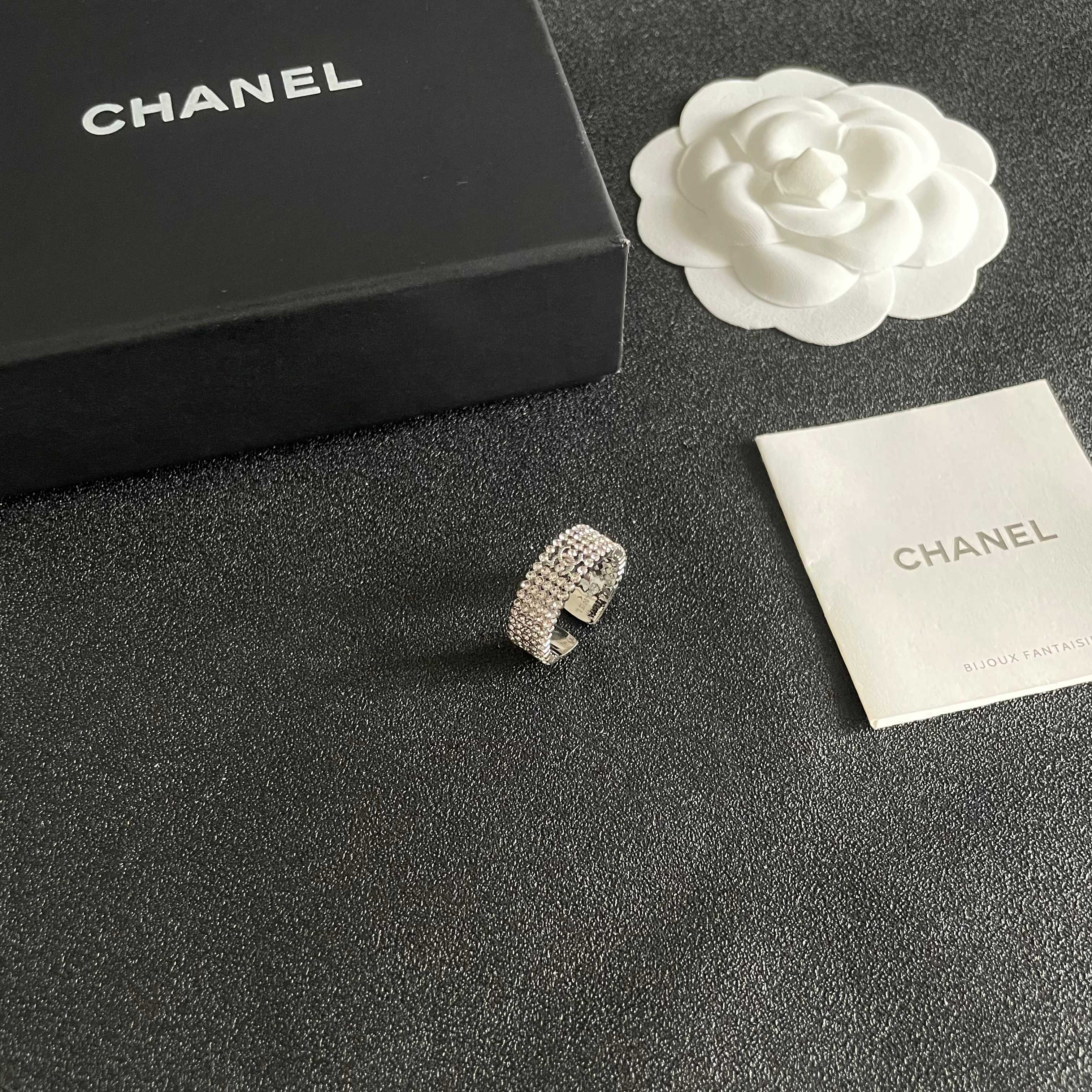  小香风Chanel字母双C造型  戒指！一戴就忍不住想夸的一款，简约的设计，超精致又显手白，简直爱了！