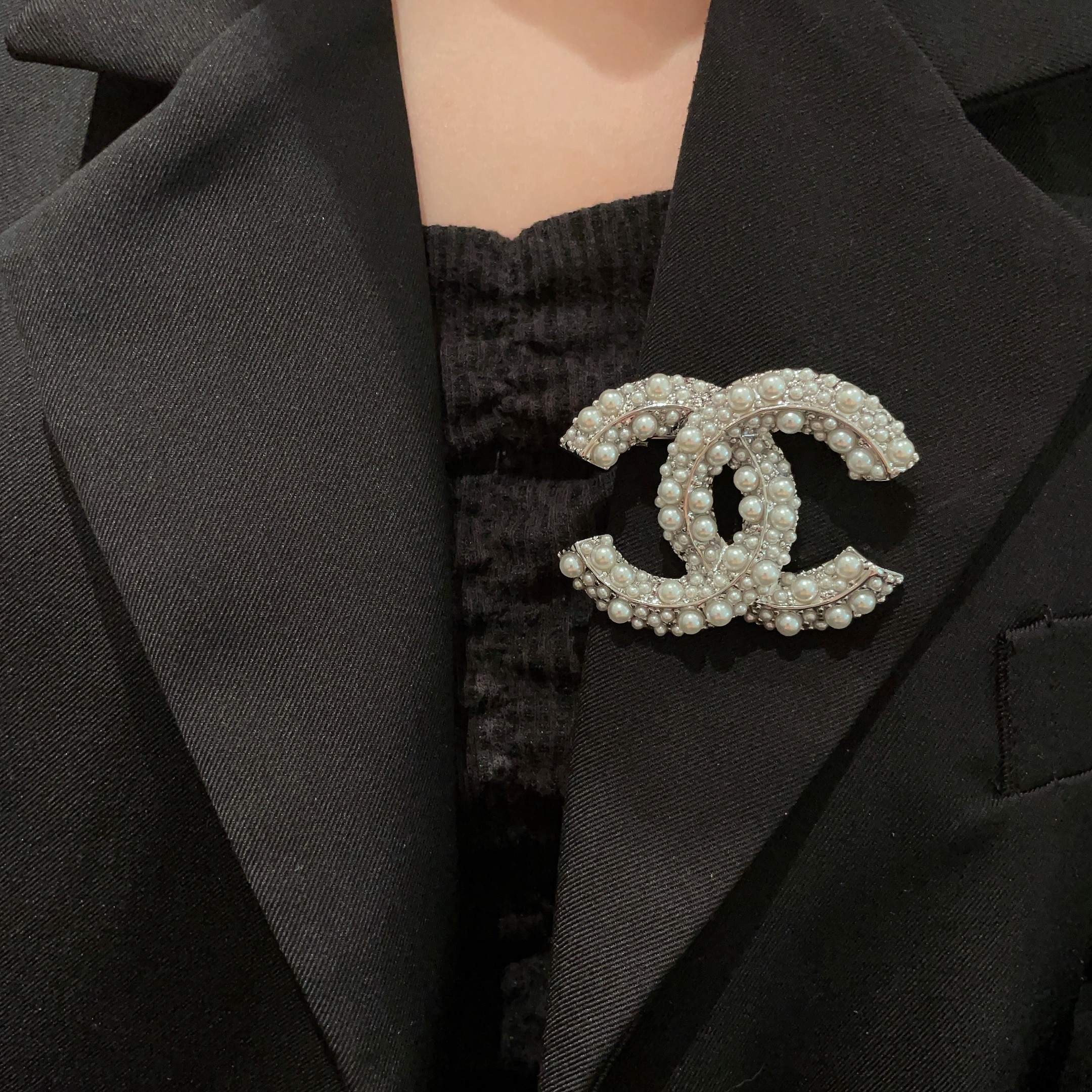 CHANEL🇫🇷小香 专柜新款同步上新香奈儿胸针，是最懂女人的饰物。那些倾注了全部心血去做自己的女人，