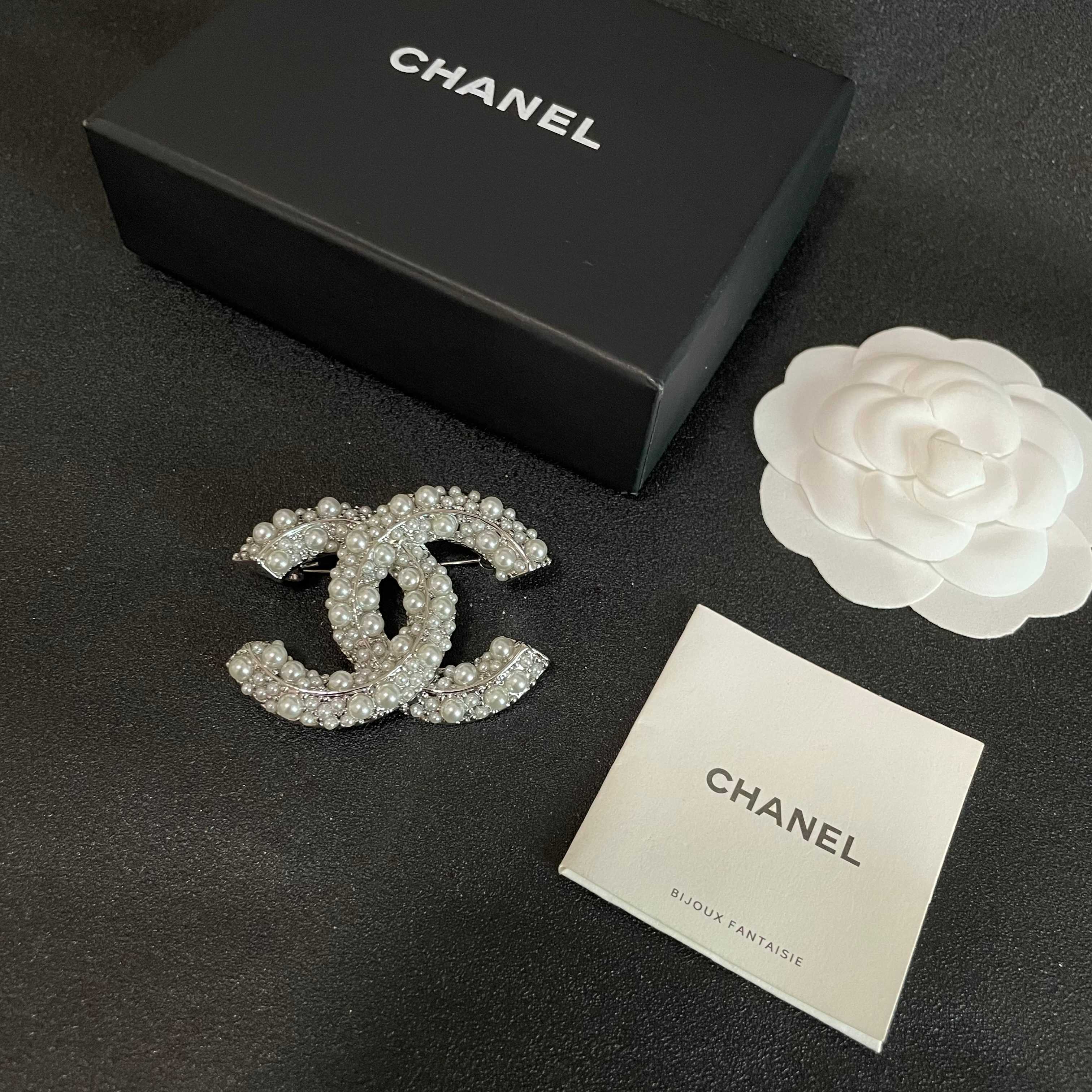  CHANEL🇫🇷小香 专柜新款同步上新香奈儿胸针，是最懂女人的饰物。那些倾注了全部心血去做自己的女人，
