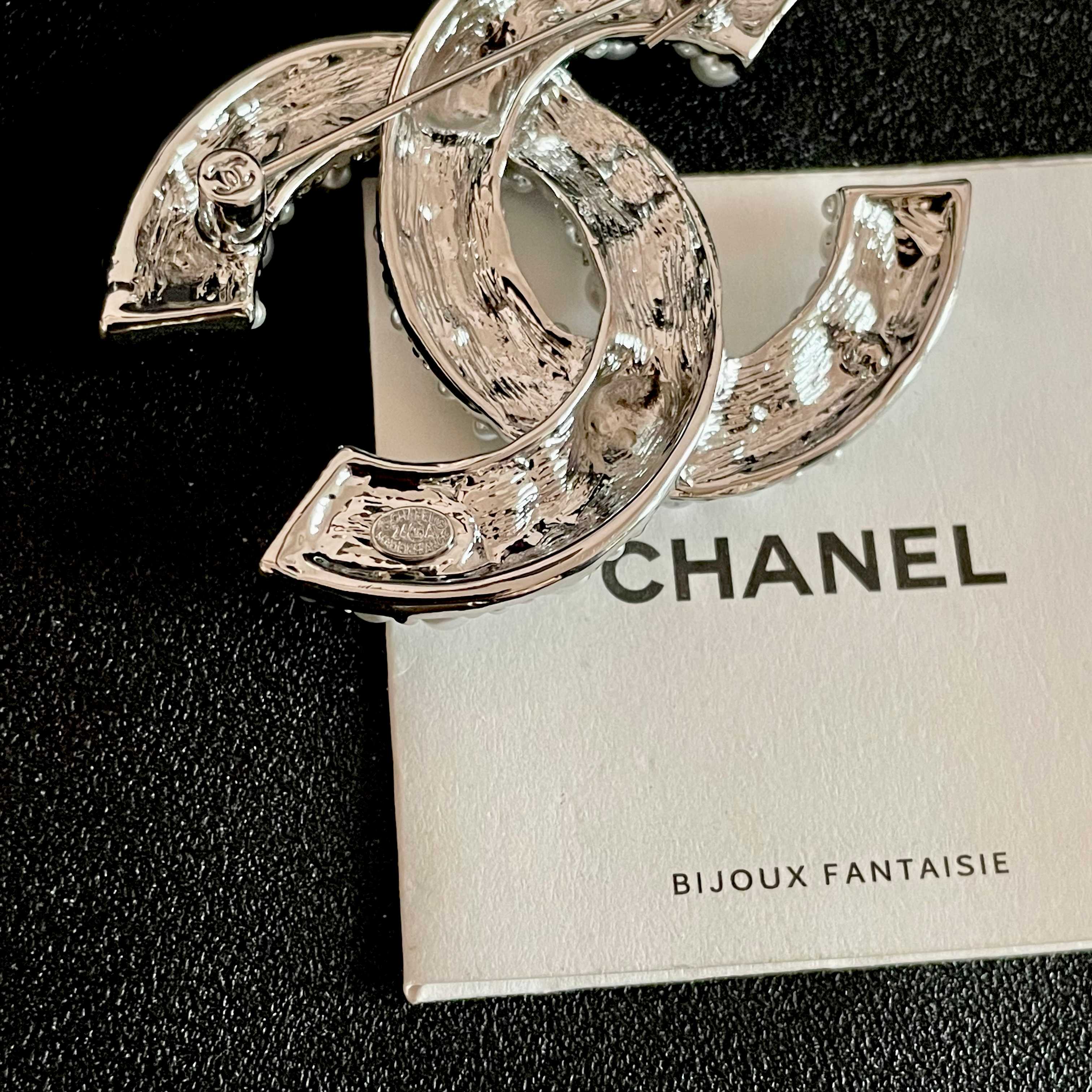  CHANEL🇫🇷小香 专柜新款同步上新香奈儿胸针，是最懂女人的饰物。那些倾注了全部心血去做自己的女人，