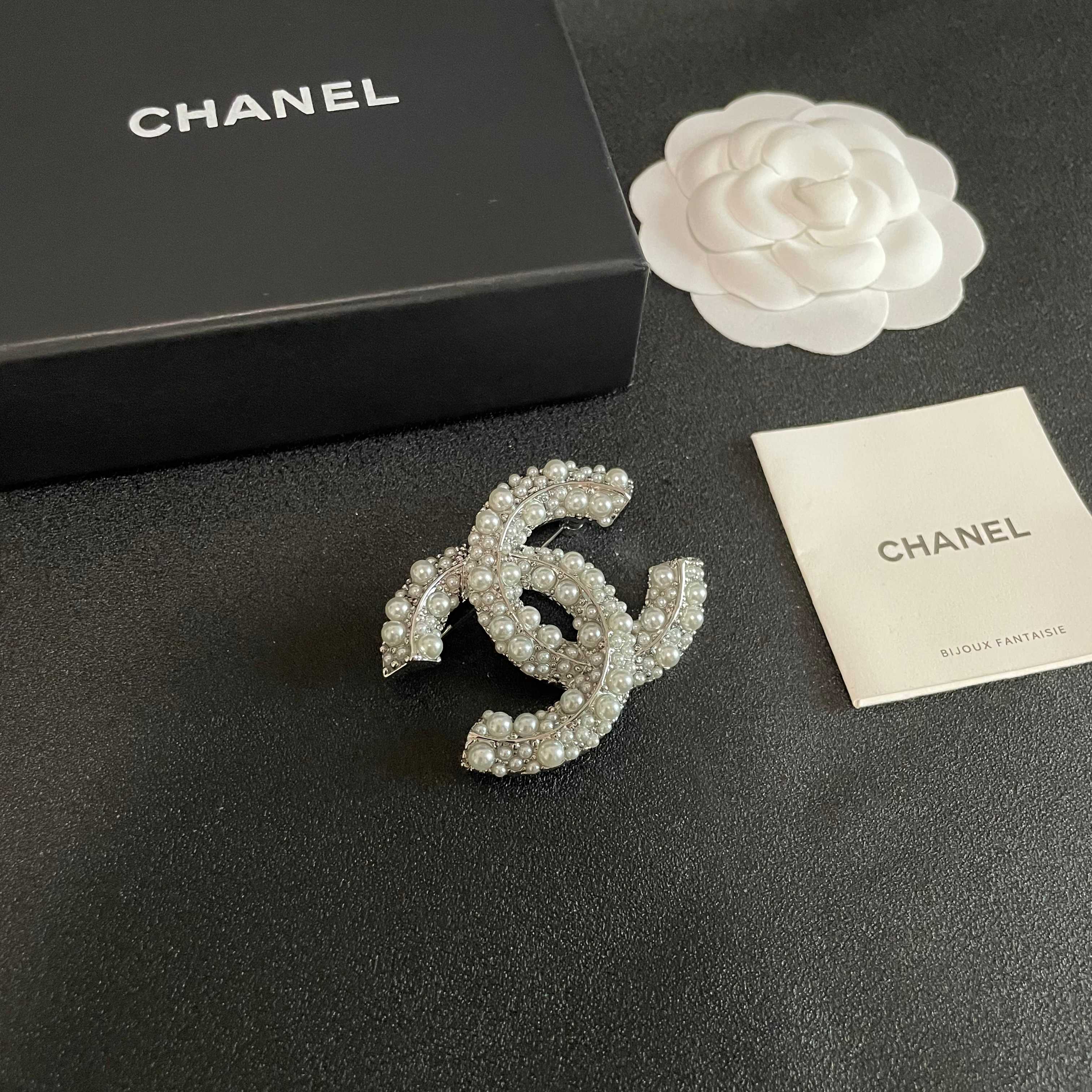  CHANEL🇫🇷小香 专柜新款同步上新香奈儿胸针，是最懂女人的饰物。那些倾注了全部心血去做自己的女人，