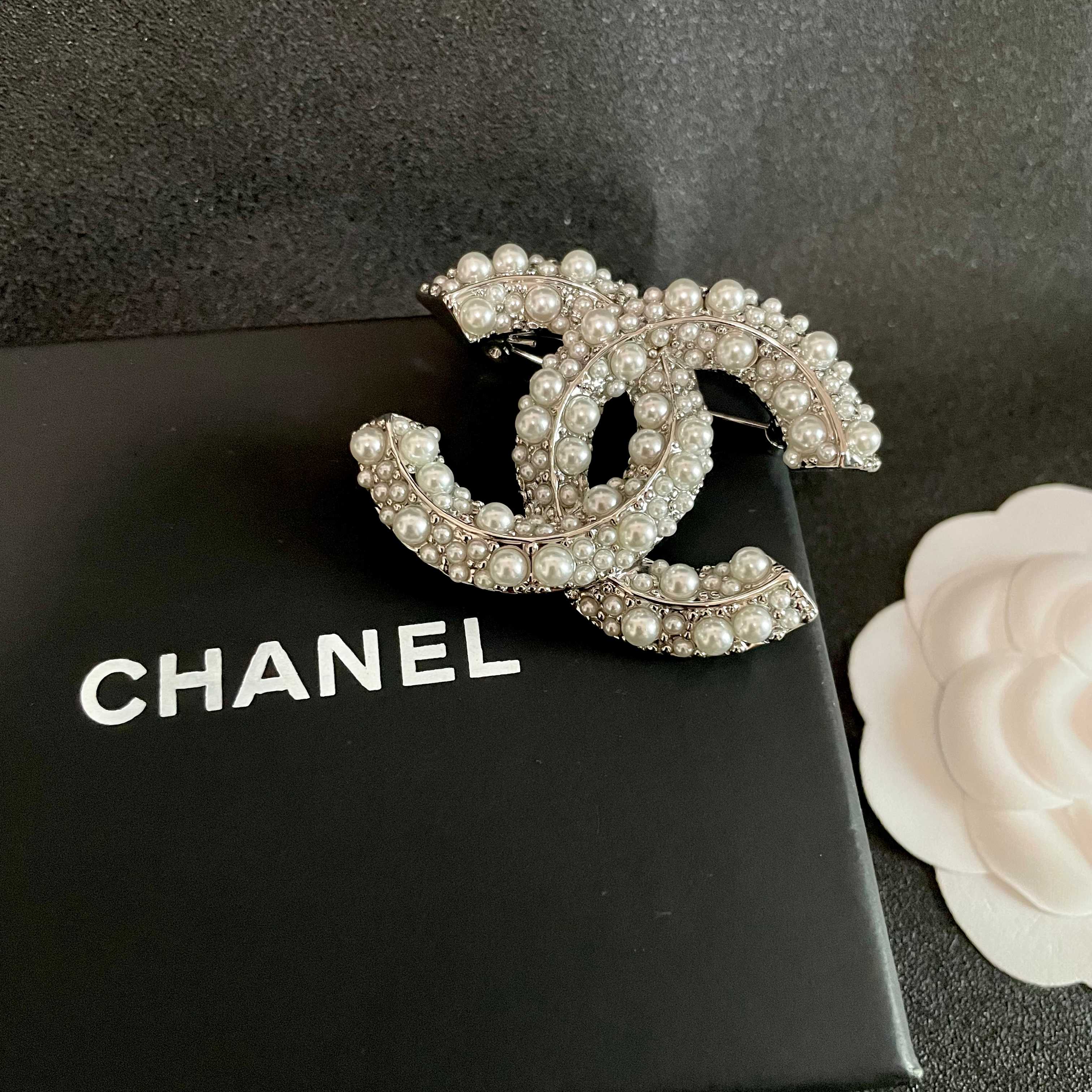  CHANEL🇫🇷小香 专柜新款同步上新香奈儿胸针，是最懂女人的饰物。那些倾注了全部心血去做自己的女人，