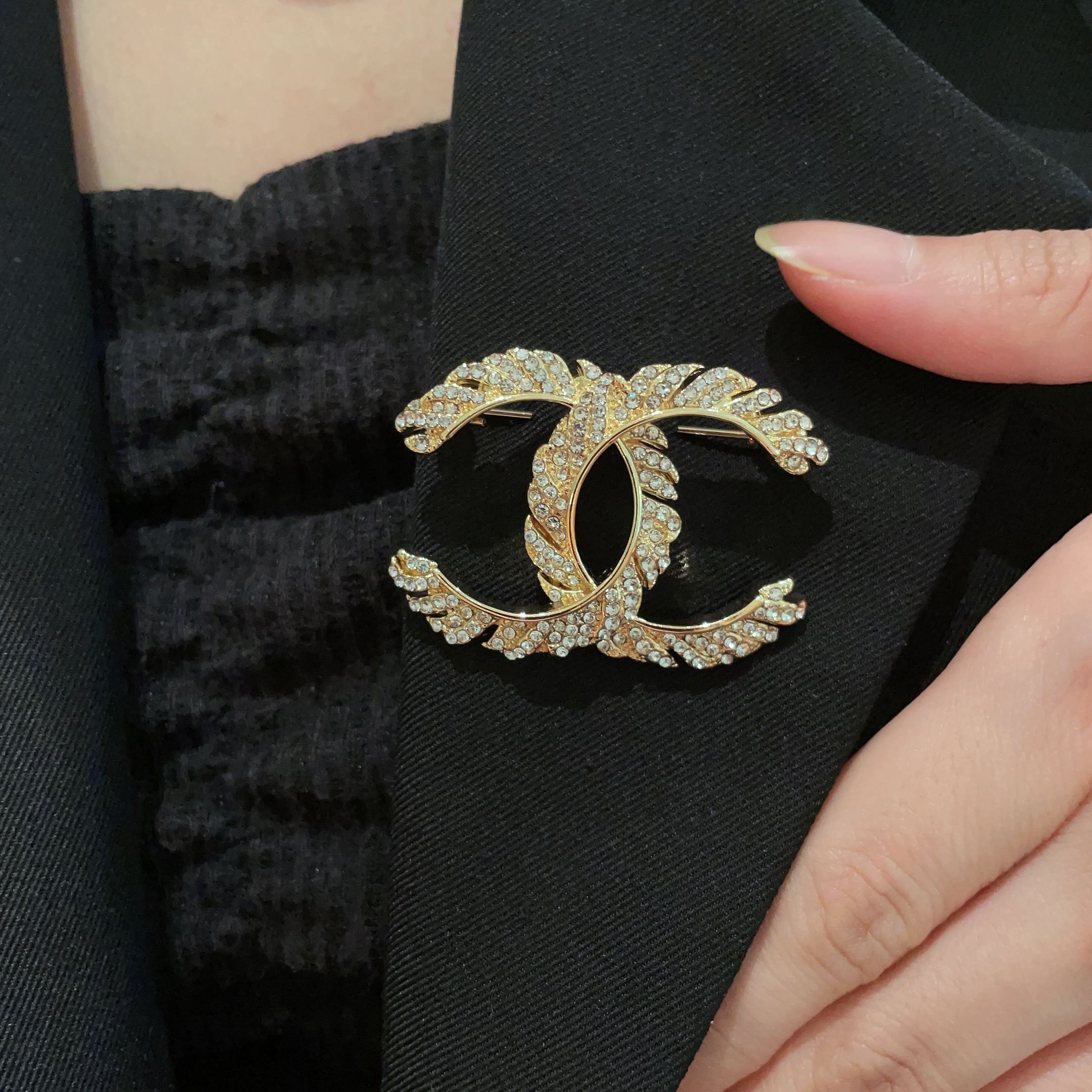  CHANEL🇫🇷小香 专柜新款同步上新香奈儿胸针，是最懂女人的饰物。那些倾注了全部心血去做自己的女人，