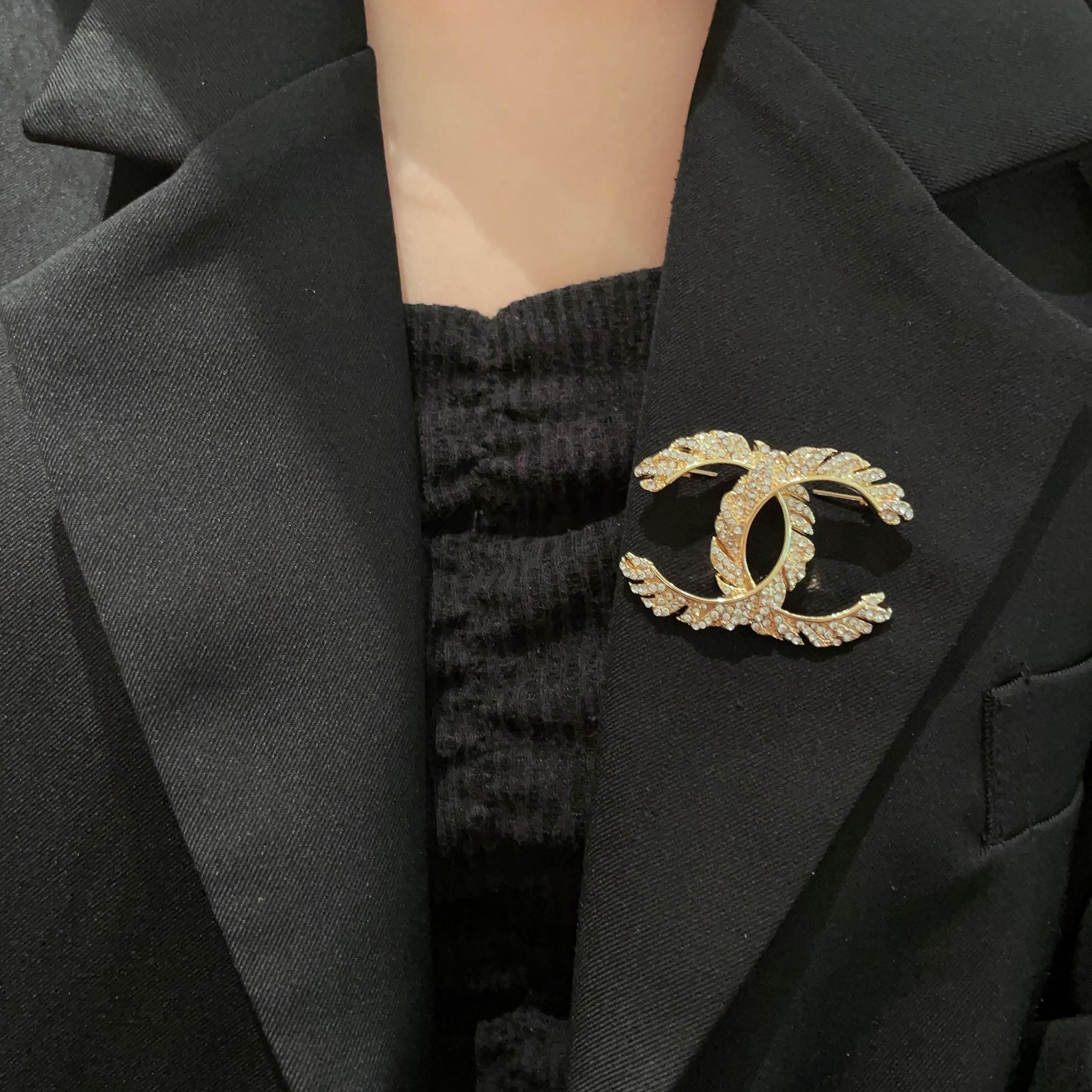  CHANEL🇫🇷小香 专柜新款同步上新香奈儿胸针，是最懂女人的饰物。那些倾注了全部心血去做自己的女人，