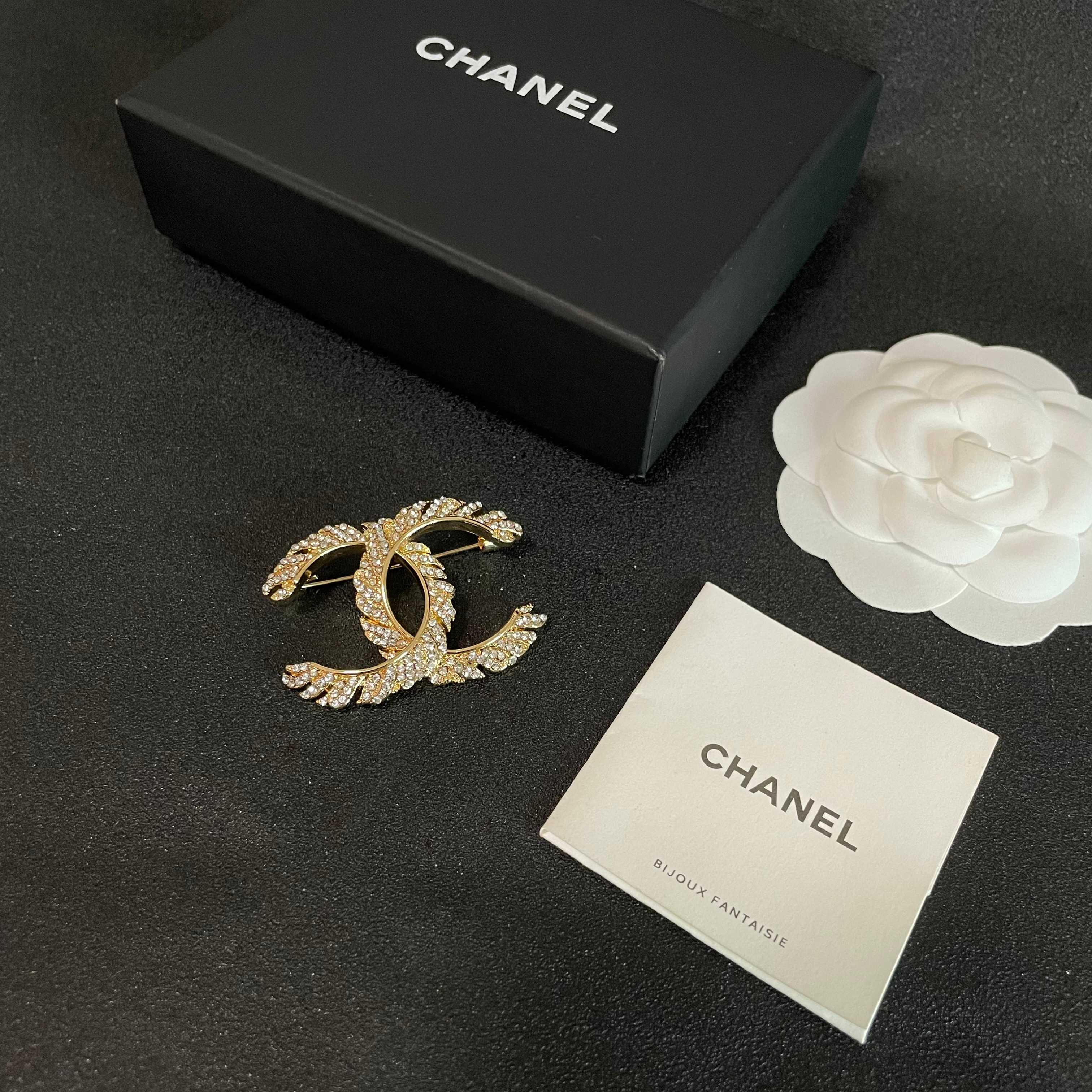  CHANEL🇫🇷小香 专柜新款同步上新香奈儿胸针，是最懂女人的饰物。那些倾注了全部心血去做自己的女人，