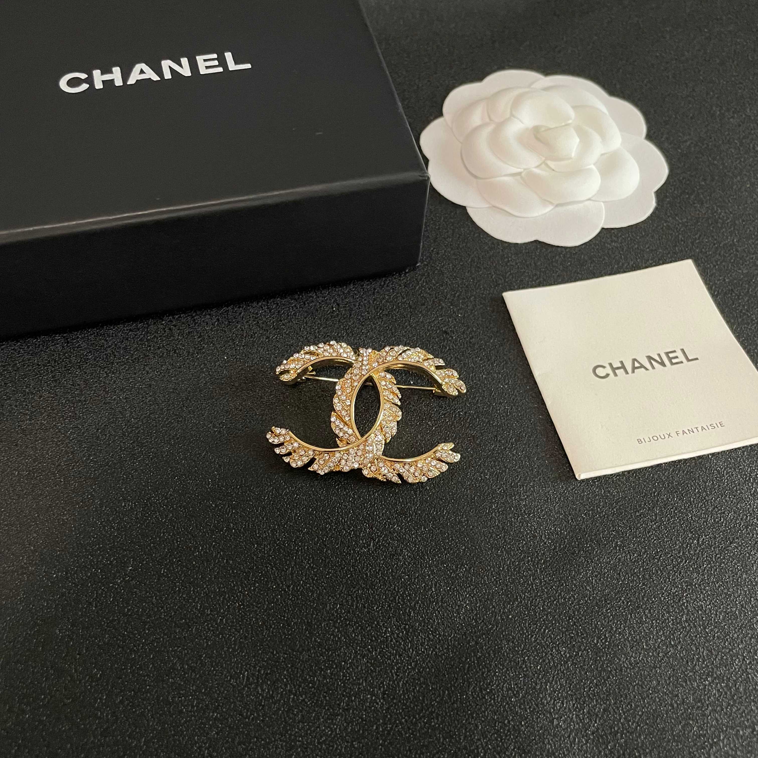  CHANEL🇫🇷小香 专柜新款同步上新香奈儿胸针，是最懂女人的饰物。那些倾注了全部心血去做自己的女人，
