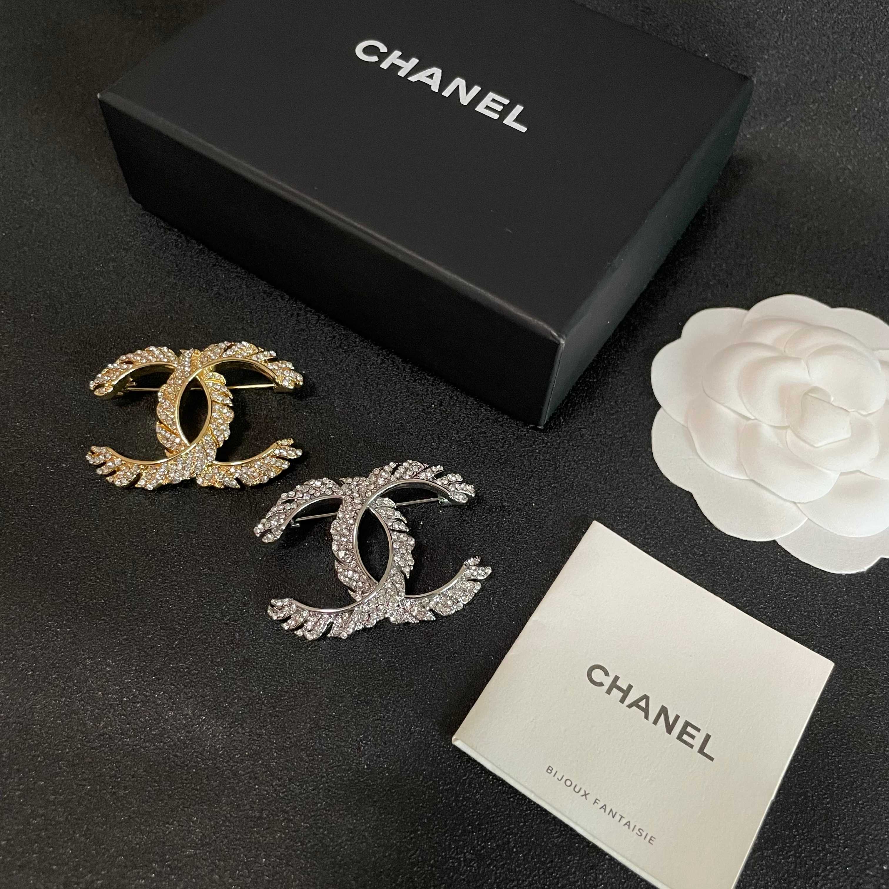  CHANEL🇫🇷小香 专柜新款同步上新香奈儿胸针，是最懂女人的饰物。那些倾注了全部心血去做自己的女人，