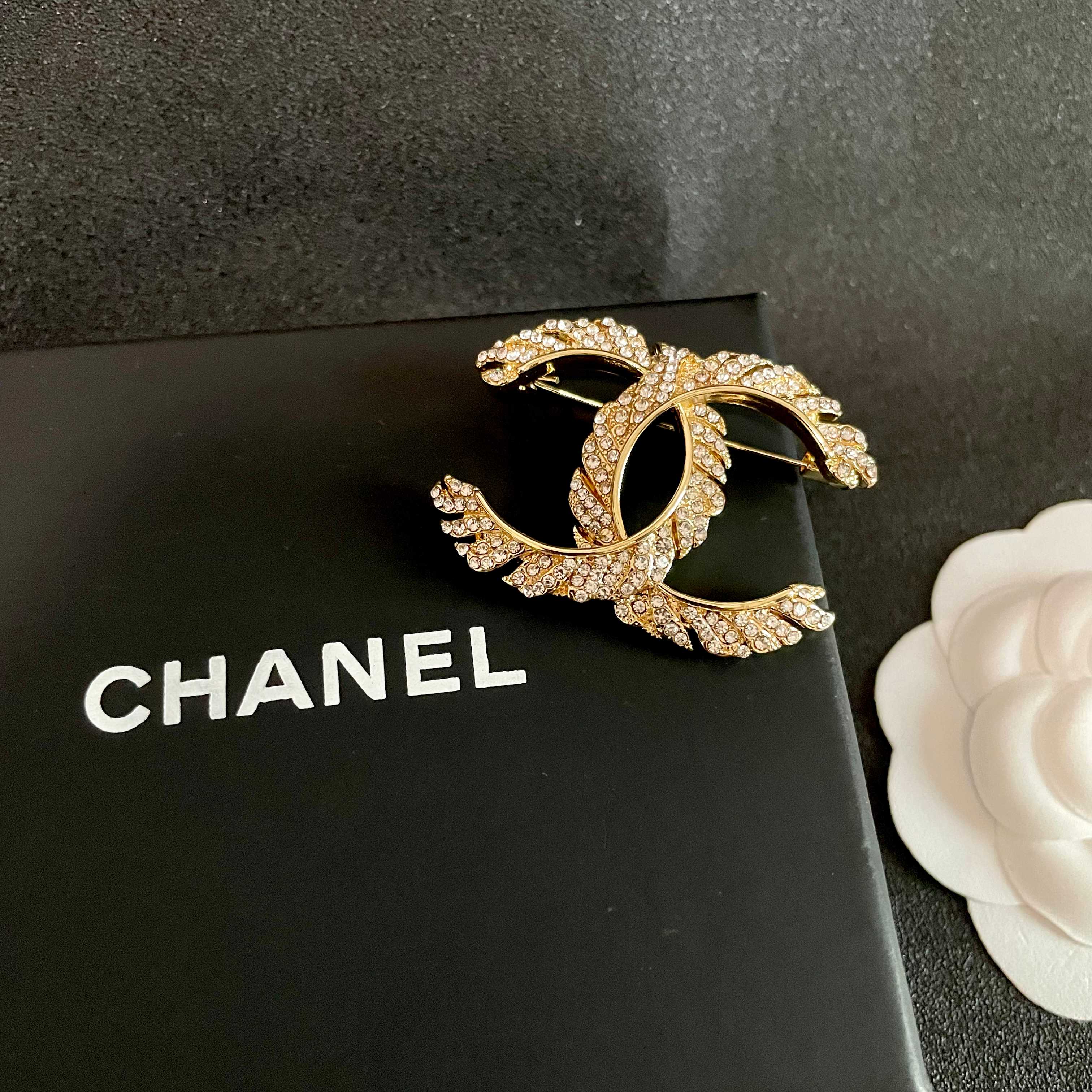  CHANEL🇫🇷小香 专柜新款同步上新香奈儿胸针，是最懂女人的饰物。那些倾注了全部心血去做自己的女人，