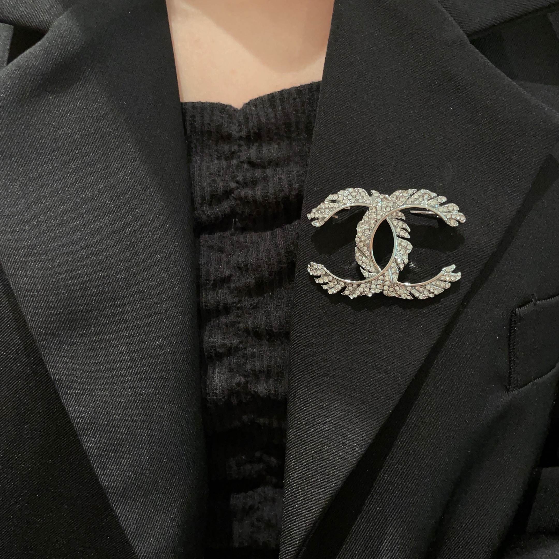  CHANEL🇫🇷小香 专柜新款同步上新香奈儿胸针，是最懂女人的饰物。那些倾注了全部心血去做自己的女人，