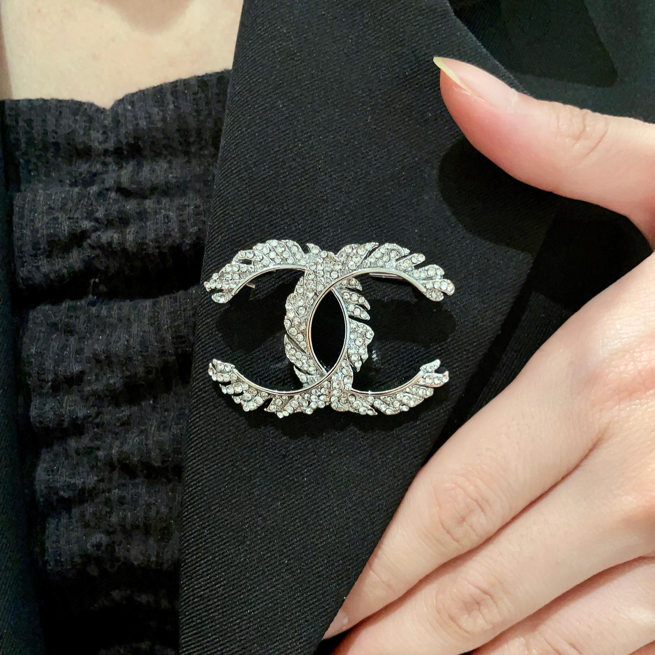  CHANEL🇫🇷小香 专柜新款同步上新香奈儿胸针，是最懂女人的饰物。那些倾注了全部心血去做自己的女人，