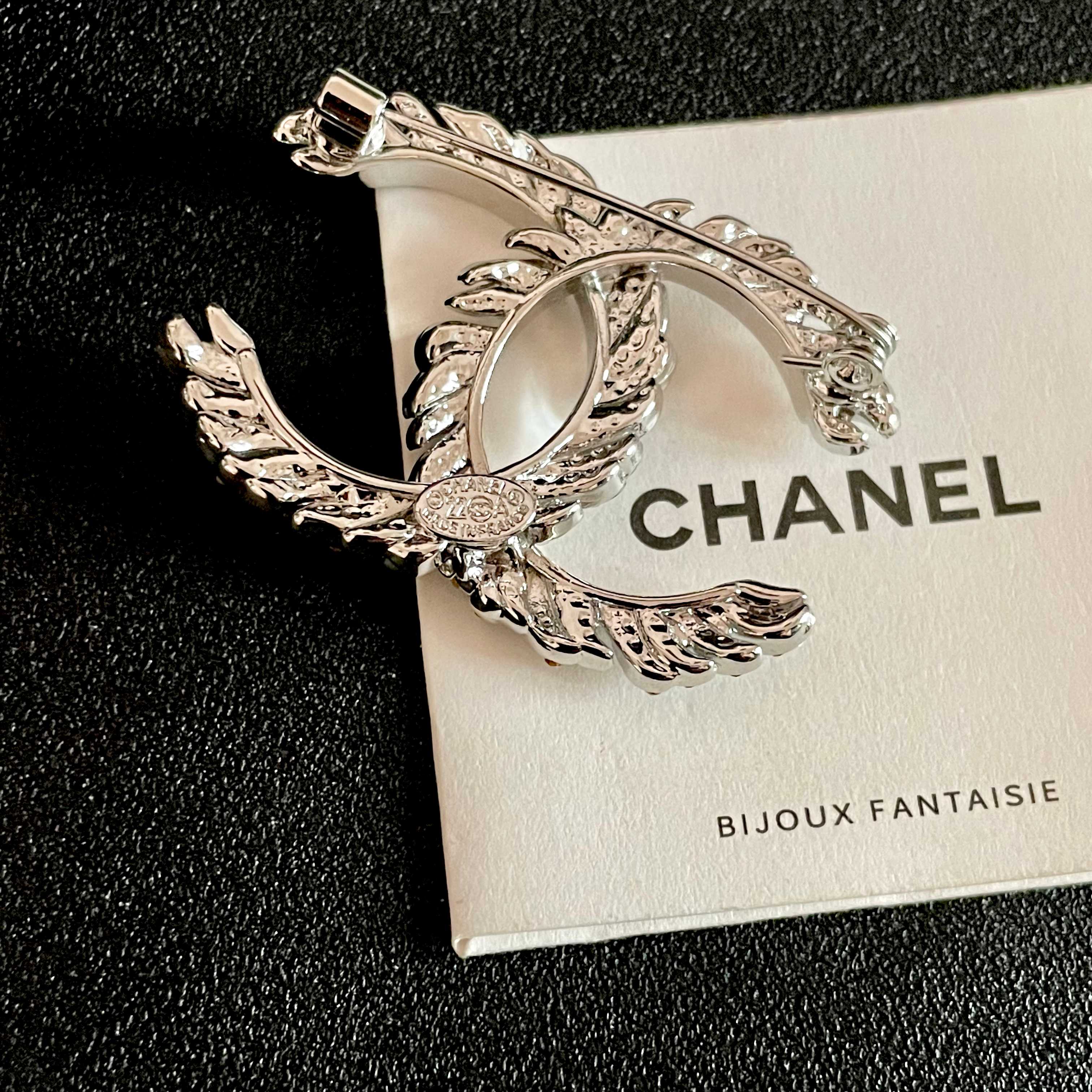  CHANEL🇫🇷小香 专柜新款同步上新香奈儿胸针，是最懂女人的饰物。那些倾注了全部心血去做自己的女人，