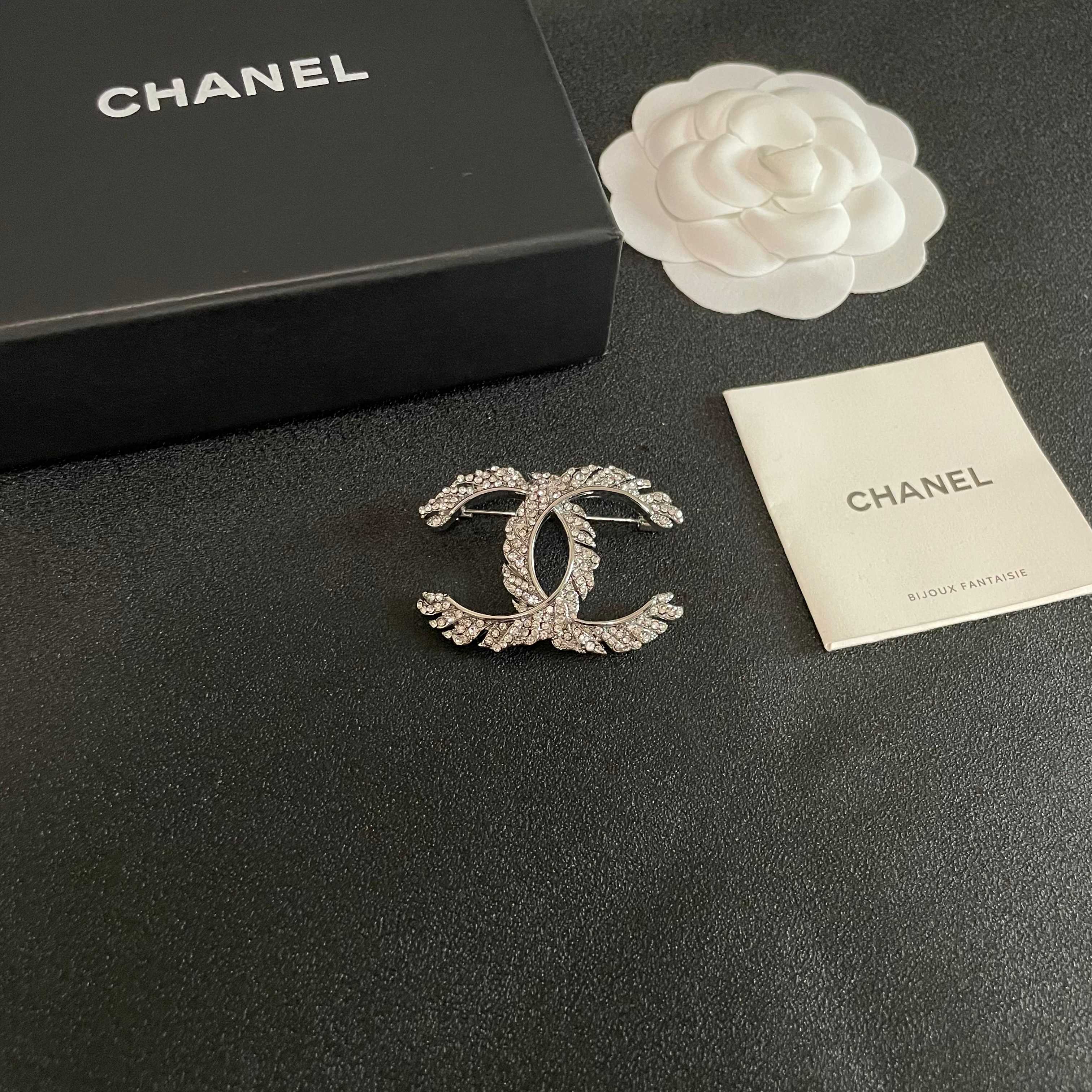  CHANEL🇫🇷小香 专柜新款同步上新香奈儿胸针，是最懂女人的饰物。那些倾注了全部心血去做自己的女人，