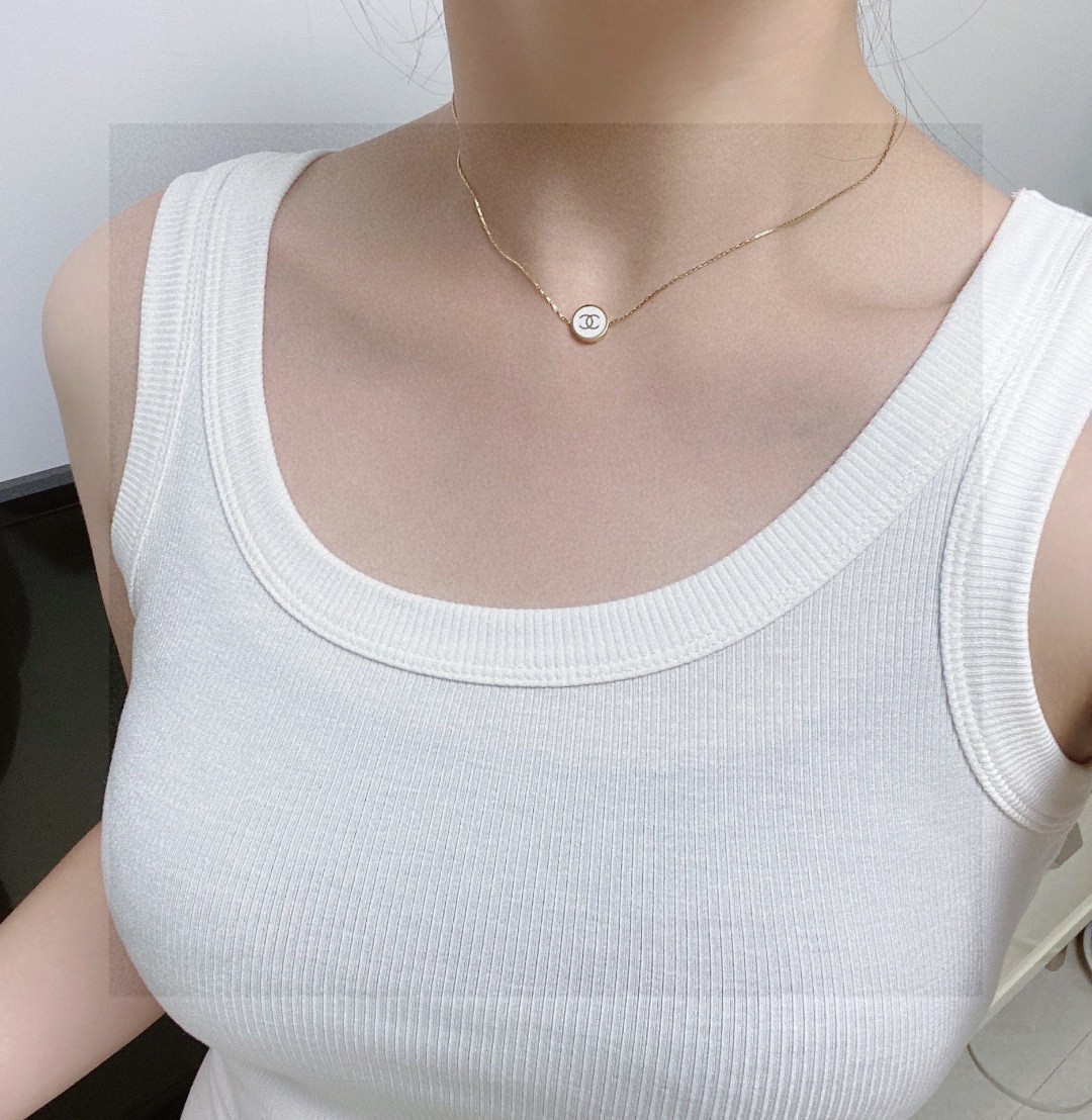 💗💗💗香奈儿Chanel最新款精钢保色黑白两面细项链💄超个性，百搭款特别特别赞，整体细节非常令人惊喜，设