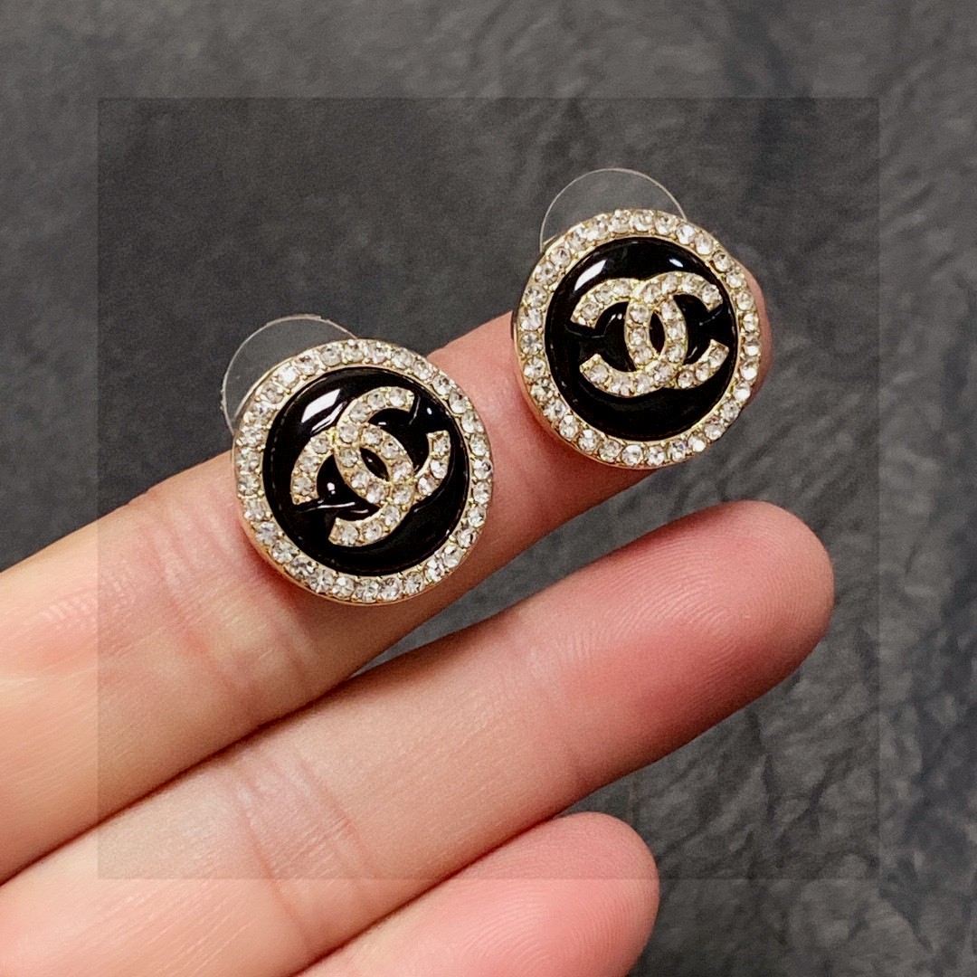 Chanel 🇫🇷香奈儿双C耳钉 这款随意搭配都是非常好看百搭时尚单品 🎁日常款 很修饰脸型 很上档次的