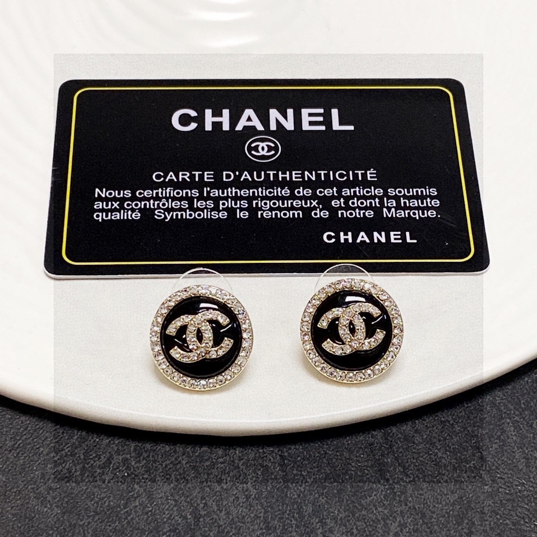 Chanel 🇫🇷香奈儿双C耳钉 这款随意搭配都是非常好看百搭时尚单品 🎁日常款 很修饰脸型 很上档次的