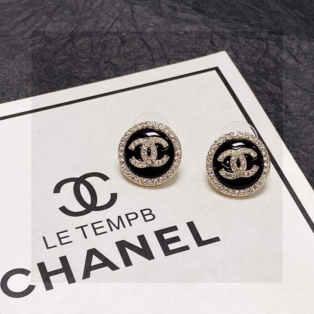 Chanel 🇫🇷香奈儿双C耳钉 这款随意搭配都是非常好看百搭时尚单品 🎁日常款 很修饰脸型 很上档次的