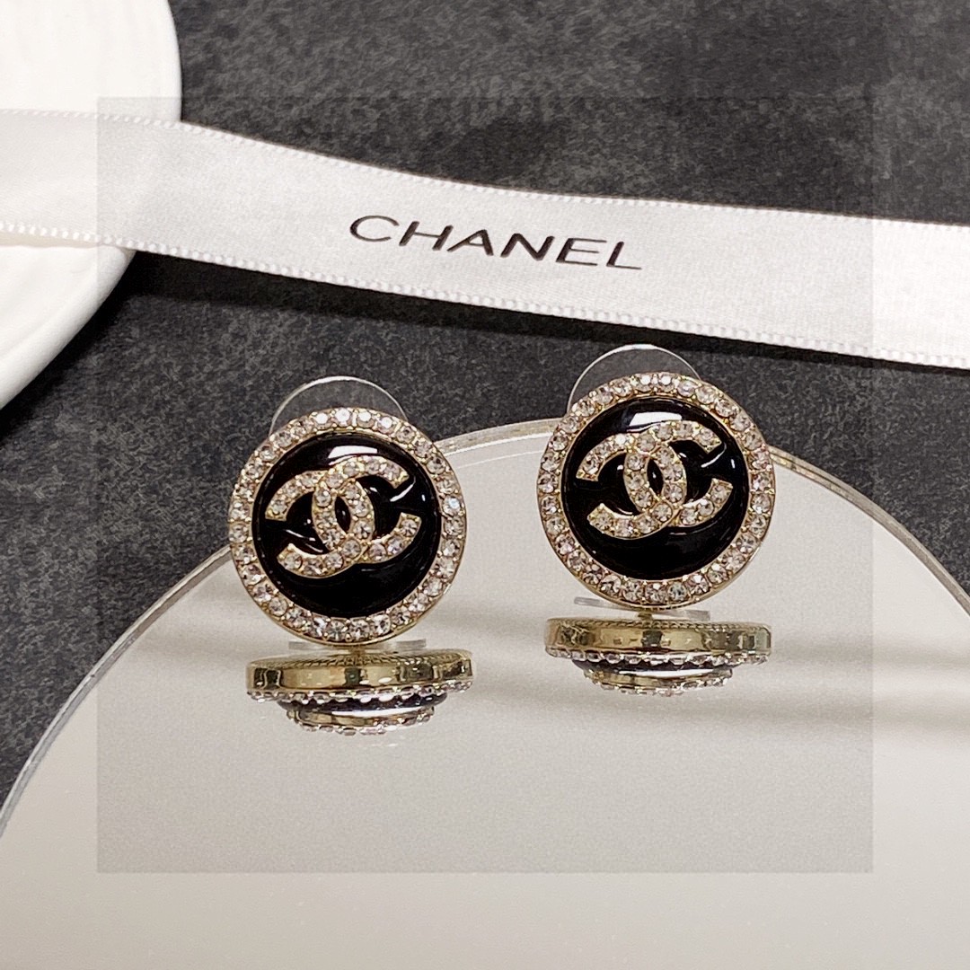 Chanel 🇫🇷香奈儿双C耳钉 这款随意搭配都是非常好看百搭时尚单品 🎁日常款 很修饰脸型 很上档次的